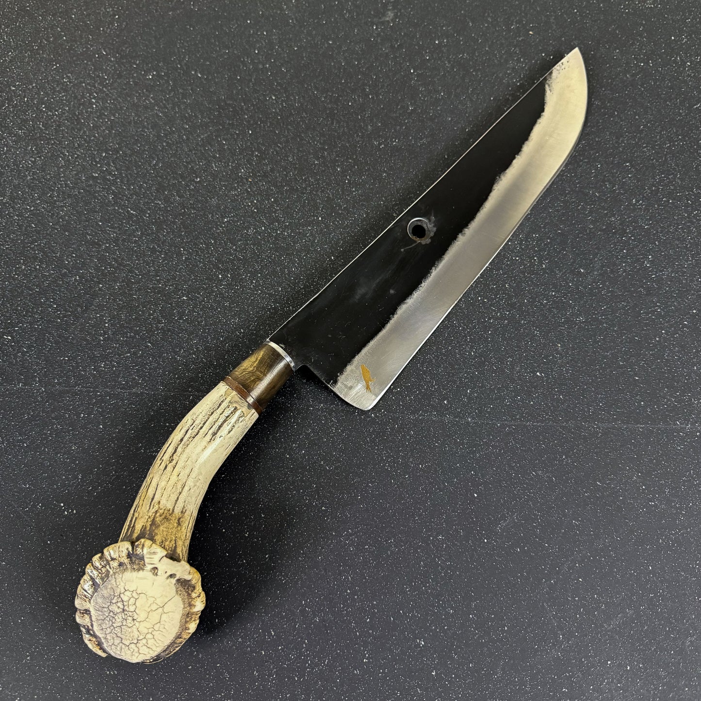Vista en uso del Cuchillo Parrillero 42cm “Ciprés“