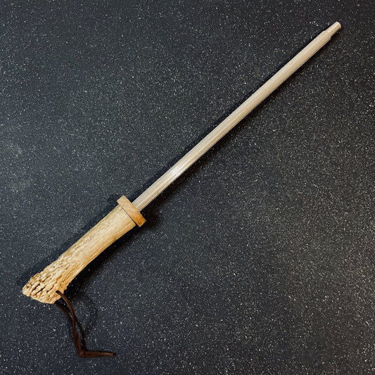 Chaira artesanal de asta de ciervo y madera nativa para afilar cuchillos