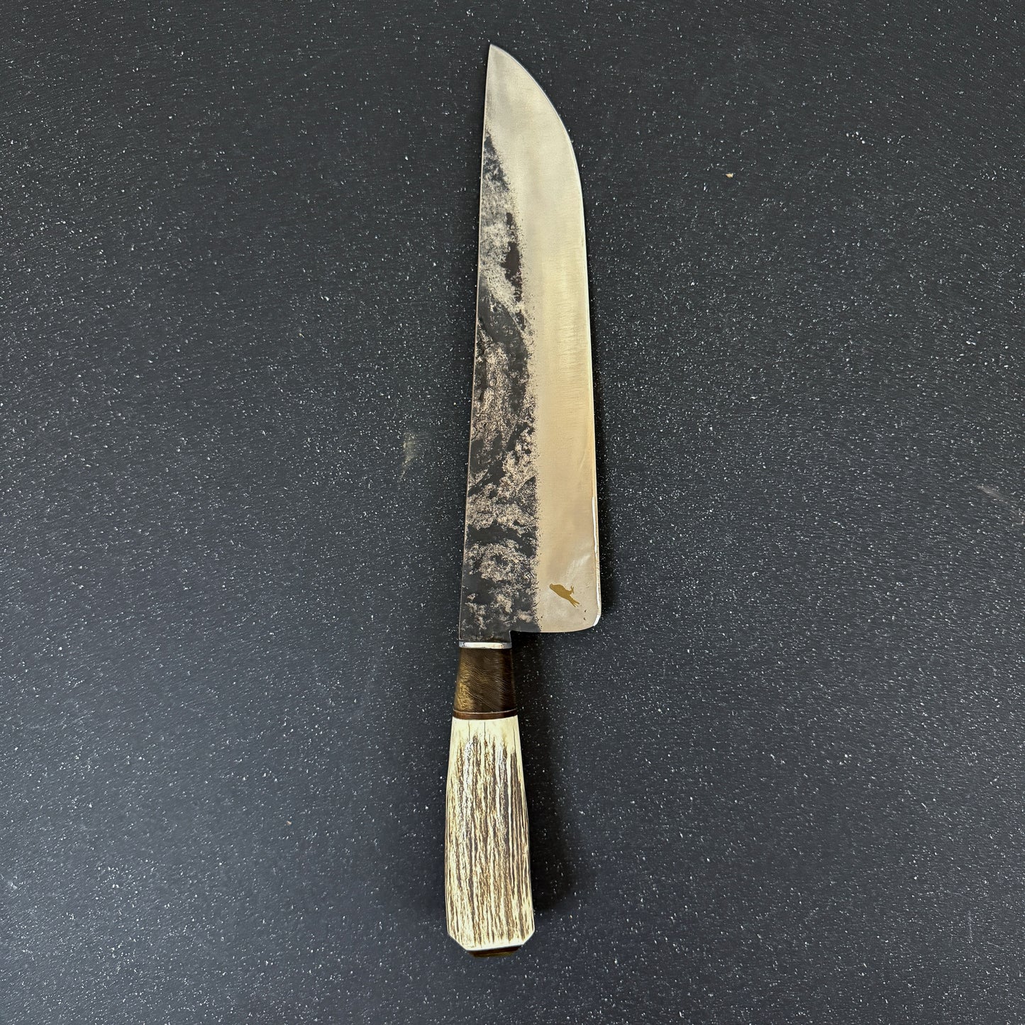 Cuchillo de parrilla artesanal hecho con astas de ciervo. Cuchillo premium de alta calidad