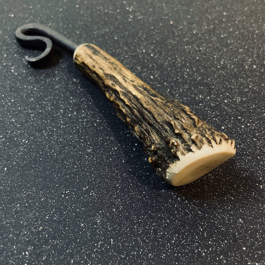 Abridor de botellas forjado a mano por artesanos Rauka con diseño elegante