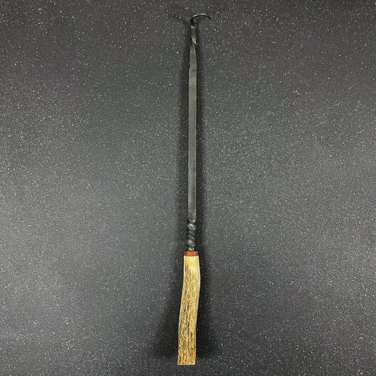 gancho para dar vuelta la carne con asta de ciervo