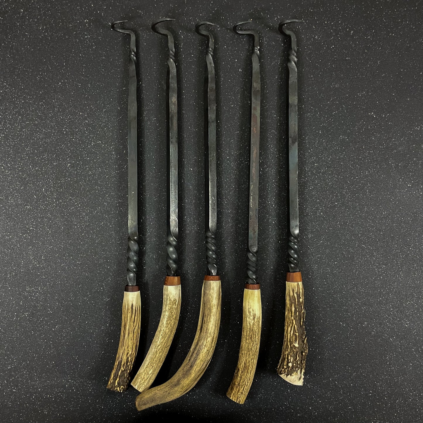 varios ganchos para dar vuelta la carne