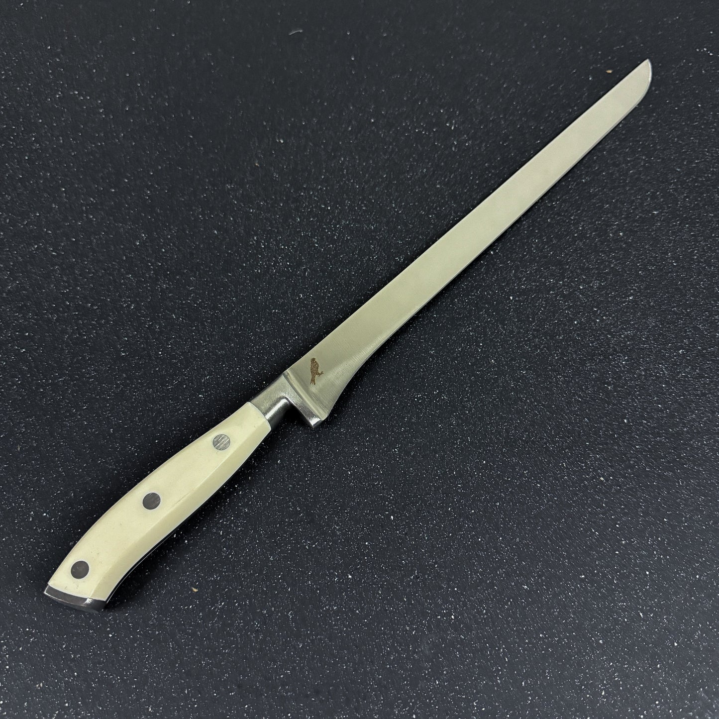 Vista en uso del Cuchillo Jamonero de Acero Inoxidable 41cm "Plomo"