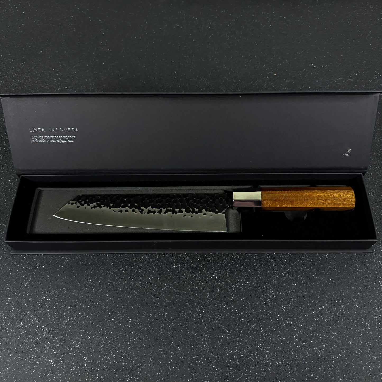Vista en uso del Cuchillo Kiritsuke de Cocina de Acero Inoxidable 35cm "Fuji"