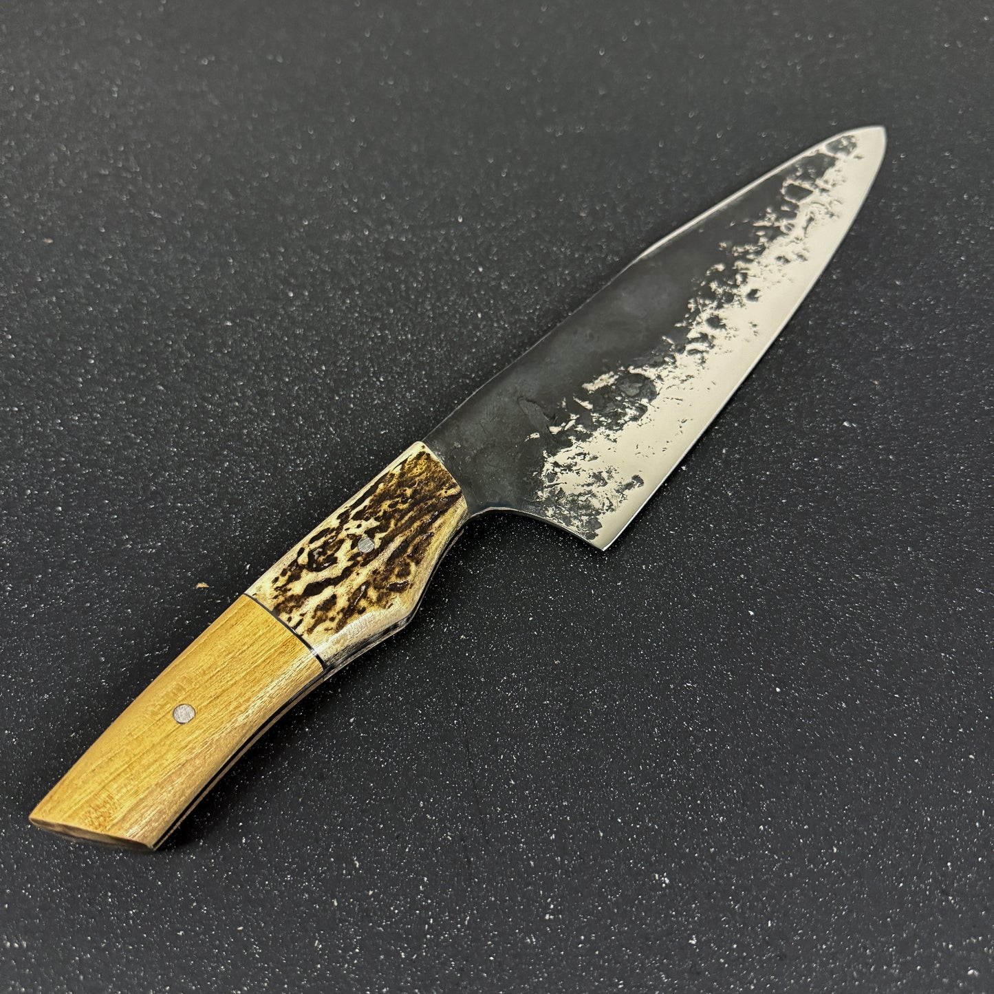 Detalle del mango del Cuchillo Parrillero Forjado 37cm "Tucúquere"