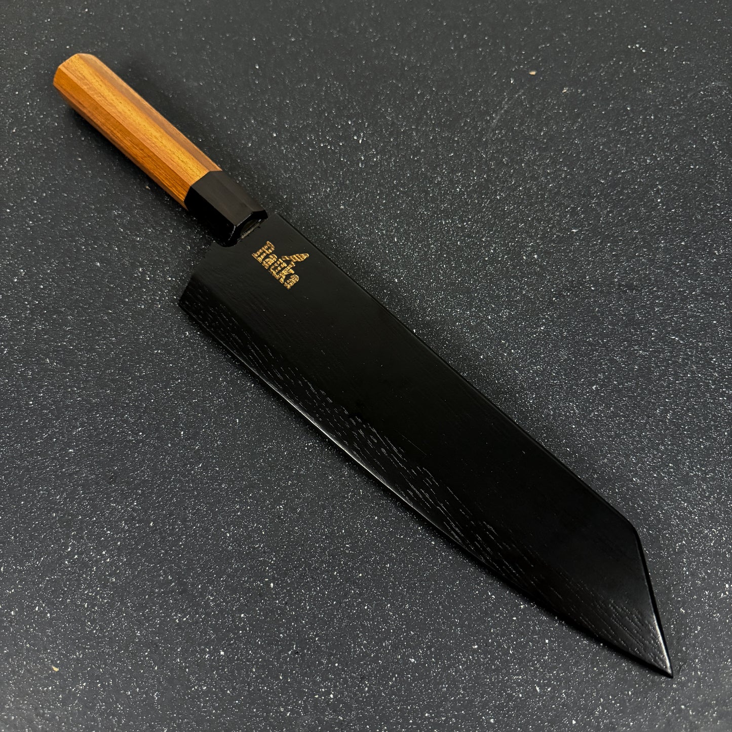 Detalle del mango del Cuchillo de Cocina Kiritsuke Acero Damasco 3 capas 38cm "Naoki"