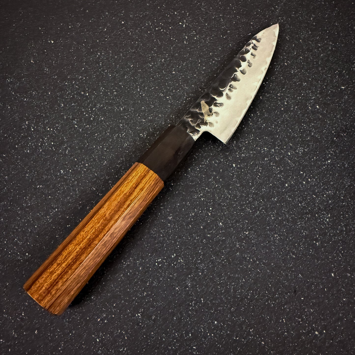 Detalle del mango del Cuchillo Puntilla Damasco 3 Capas 24,5cm "Akira"