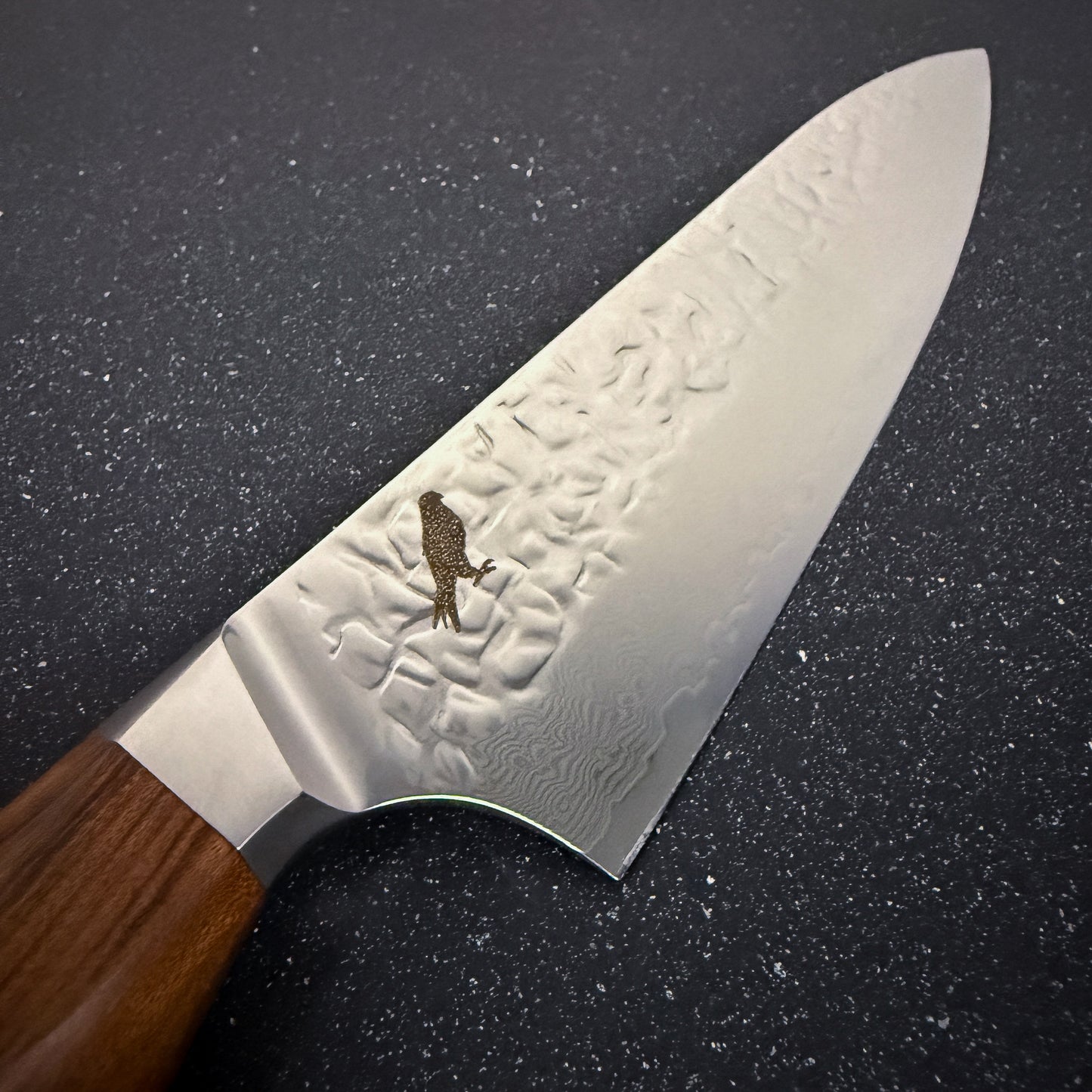 Vista en uso del Cuchillo de Cocina Chef de Acero Damasco 34,5cm "Caleuche"