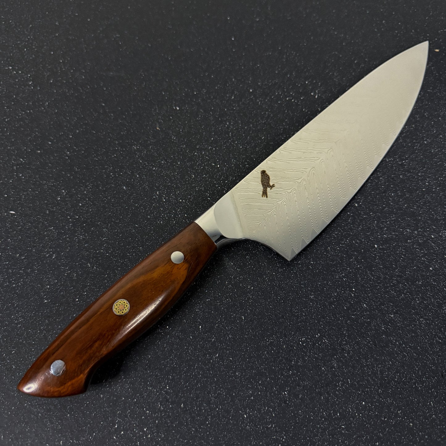 Vista en uso del Cuchillo de Cocina Chef de Acero Damasco 34,5cm "Kai Kai"