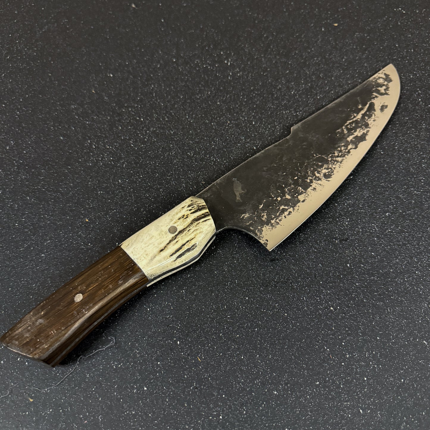 Detalle del mango del Cuchillo Parrillero Forjado 34cm "Concón"
