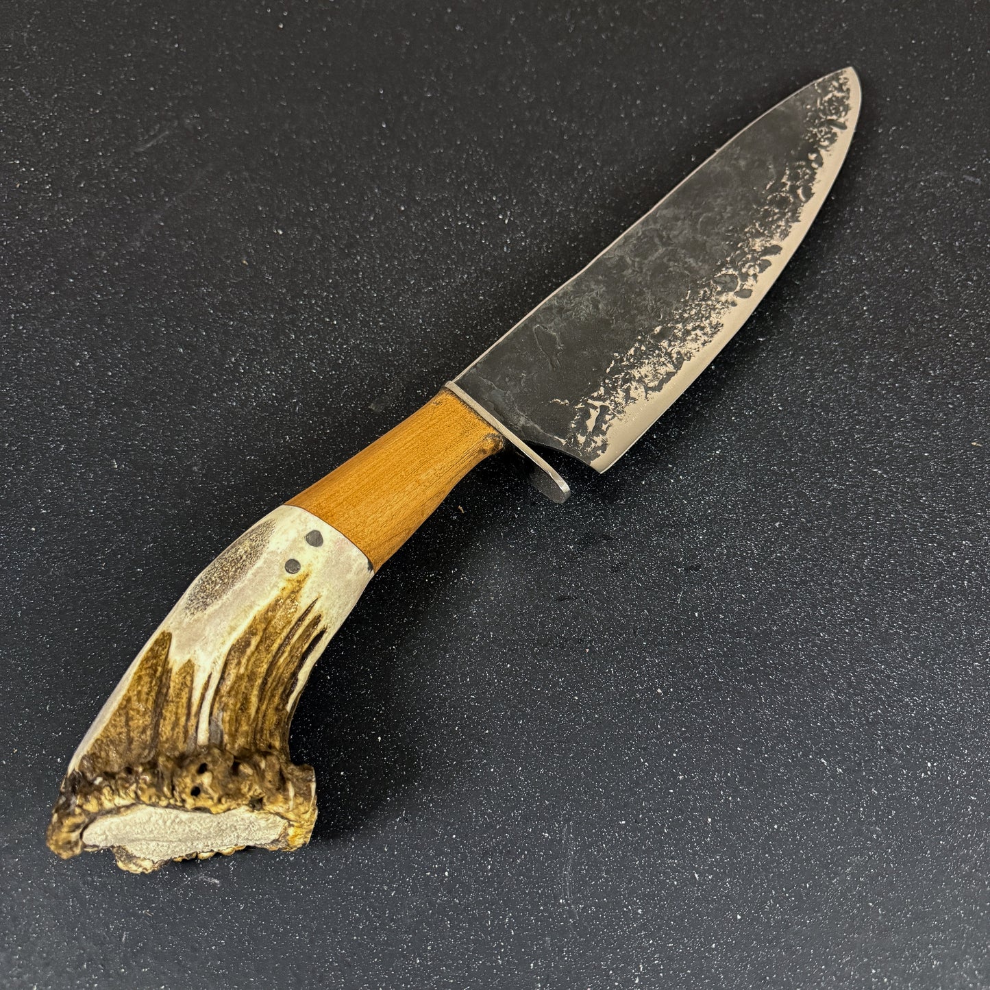 Detalle del mango del Cuchillo Parrillero Artesanal 43cm "Tucúquere" + Funda