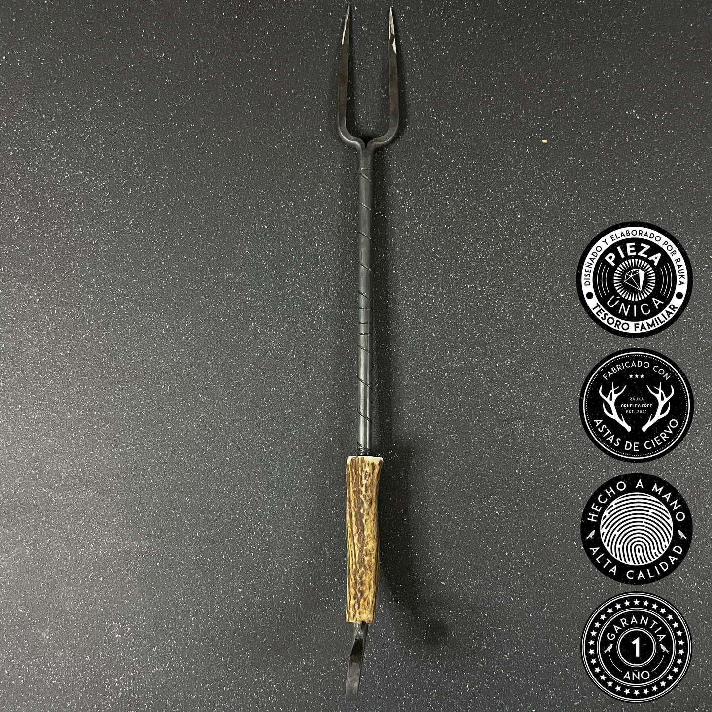 Pincho artesanal modelo Pehuenche con empuñadura de asta de ciervo rojo