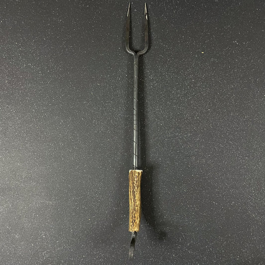 Tenedor para parrilla forjado a mano con abridor de cervezas integrado