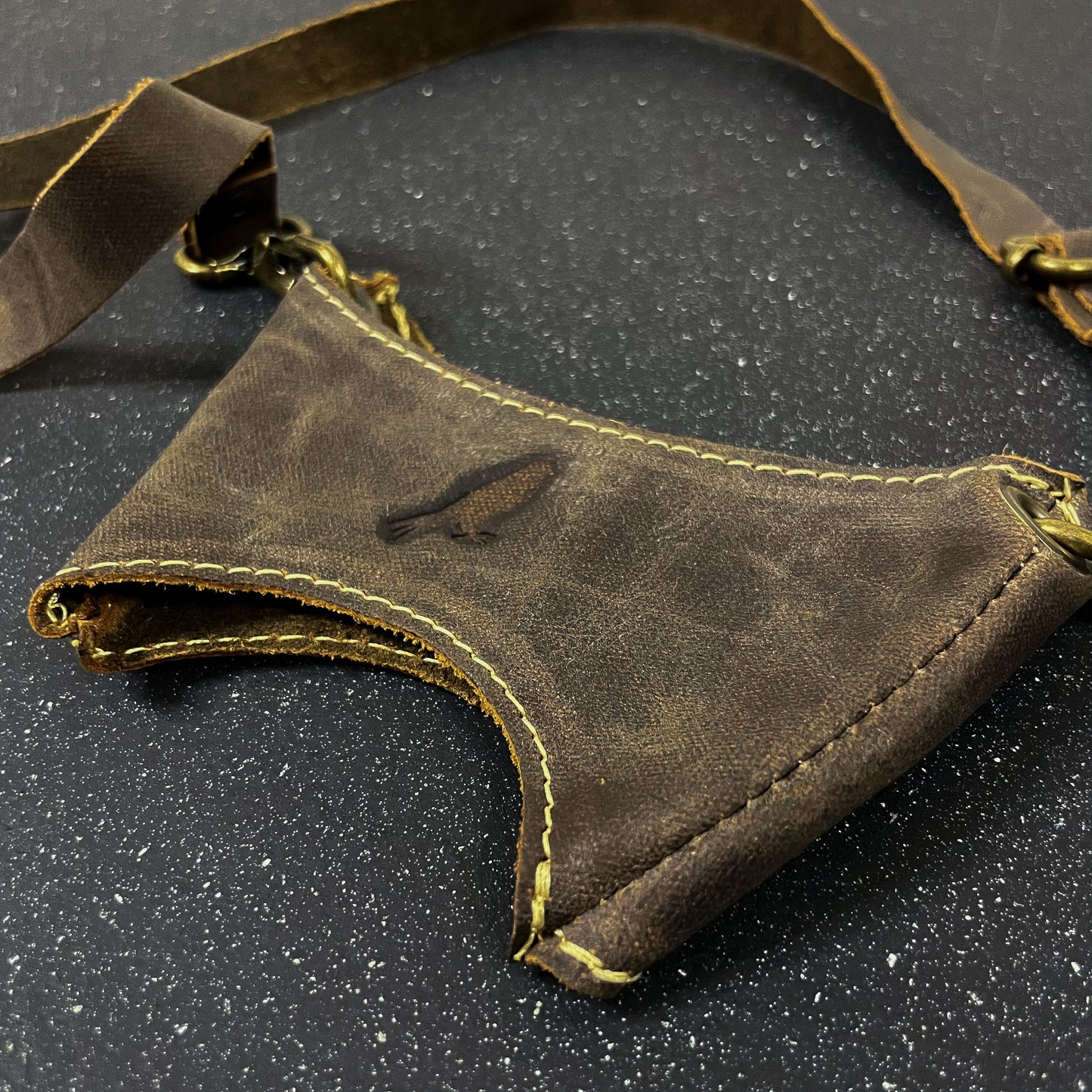 porta copa de cuero hecho a mano