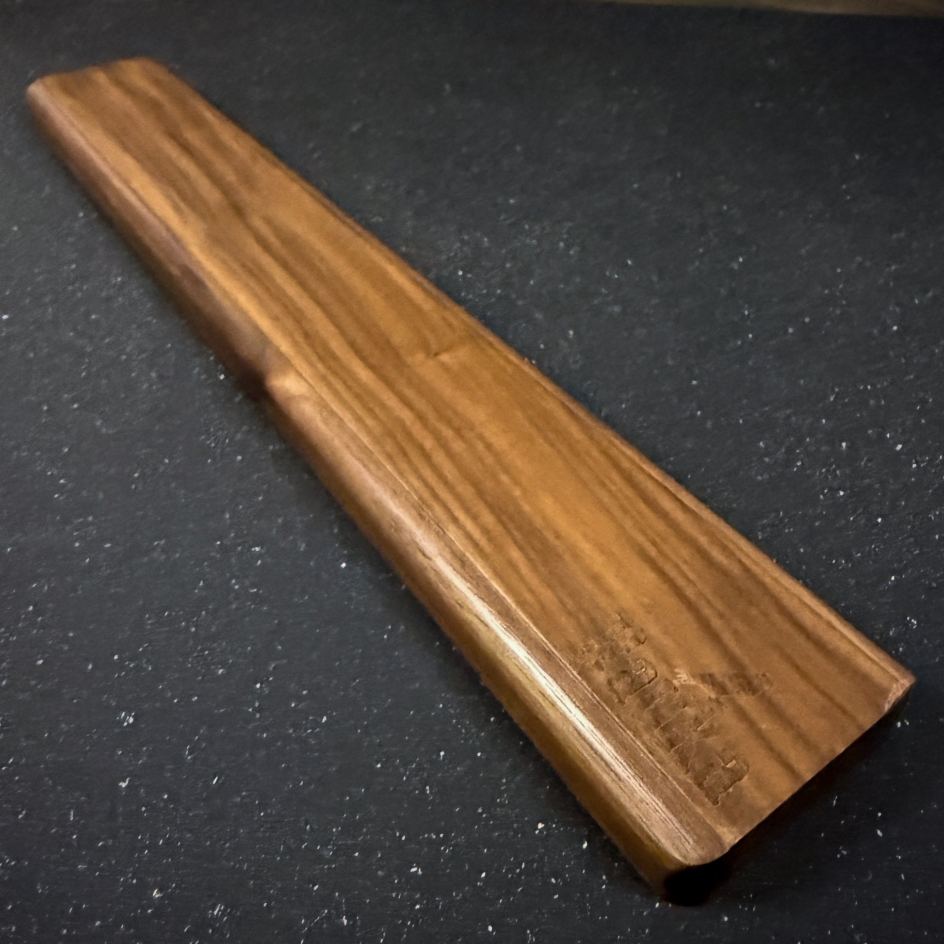 Barra magnética Rauka de madera de avellana para cuchillos, ideal para organizar y lucir tu colección en la cocina