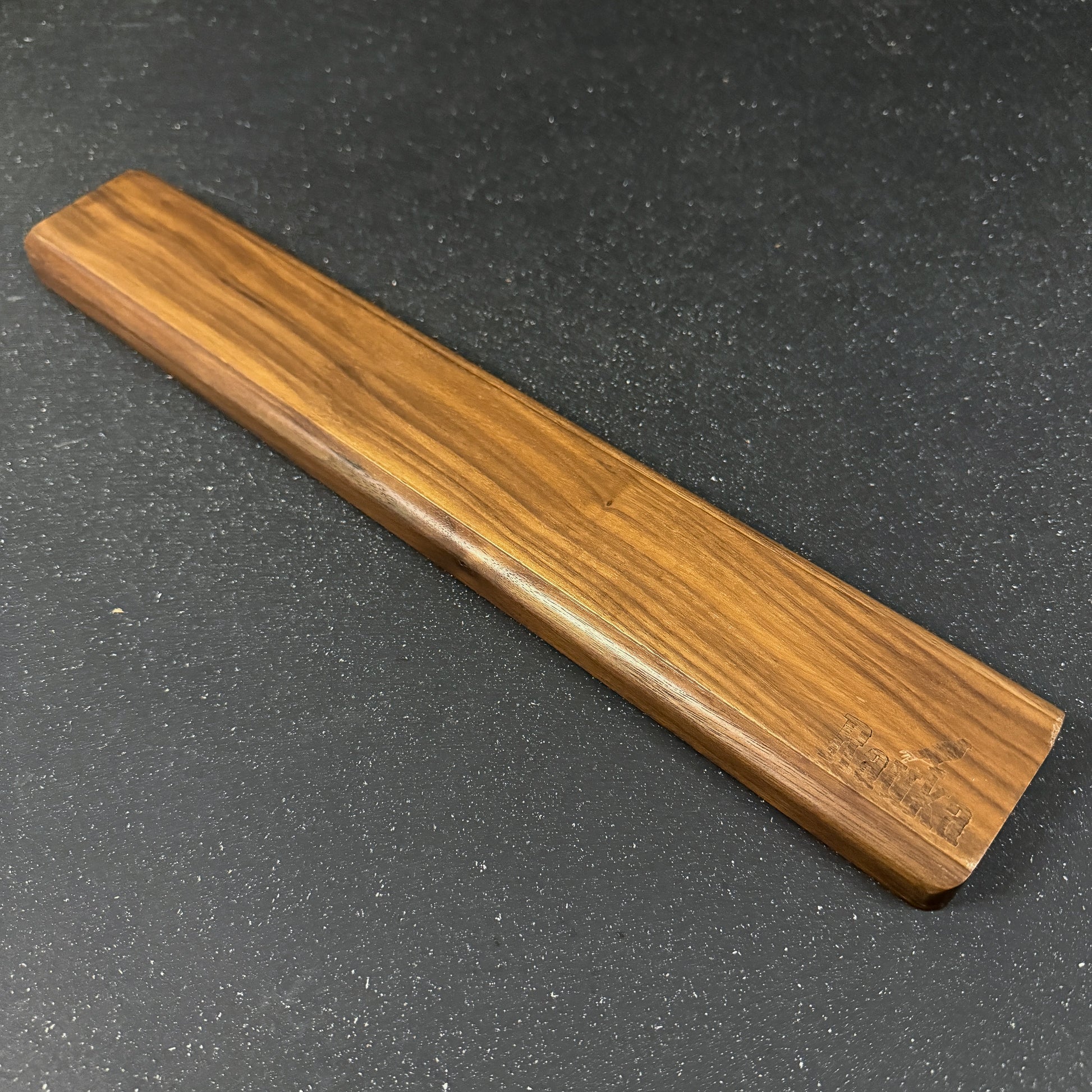 Barra magnética Rauka de madera de avellana para cuchillos, ideal para organizar y lucir tu colección en la cocina