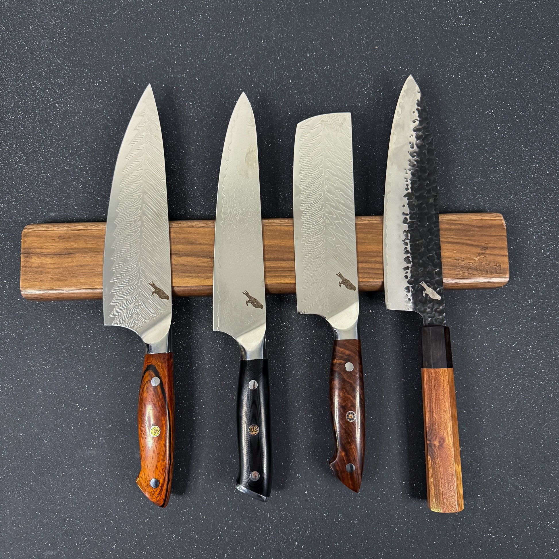 Barra magnética Rauka de madera de avellana para cuchillos, ideal para organizar y lucir tu colección en la cocina