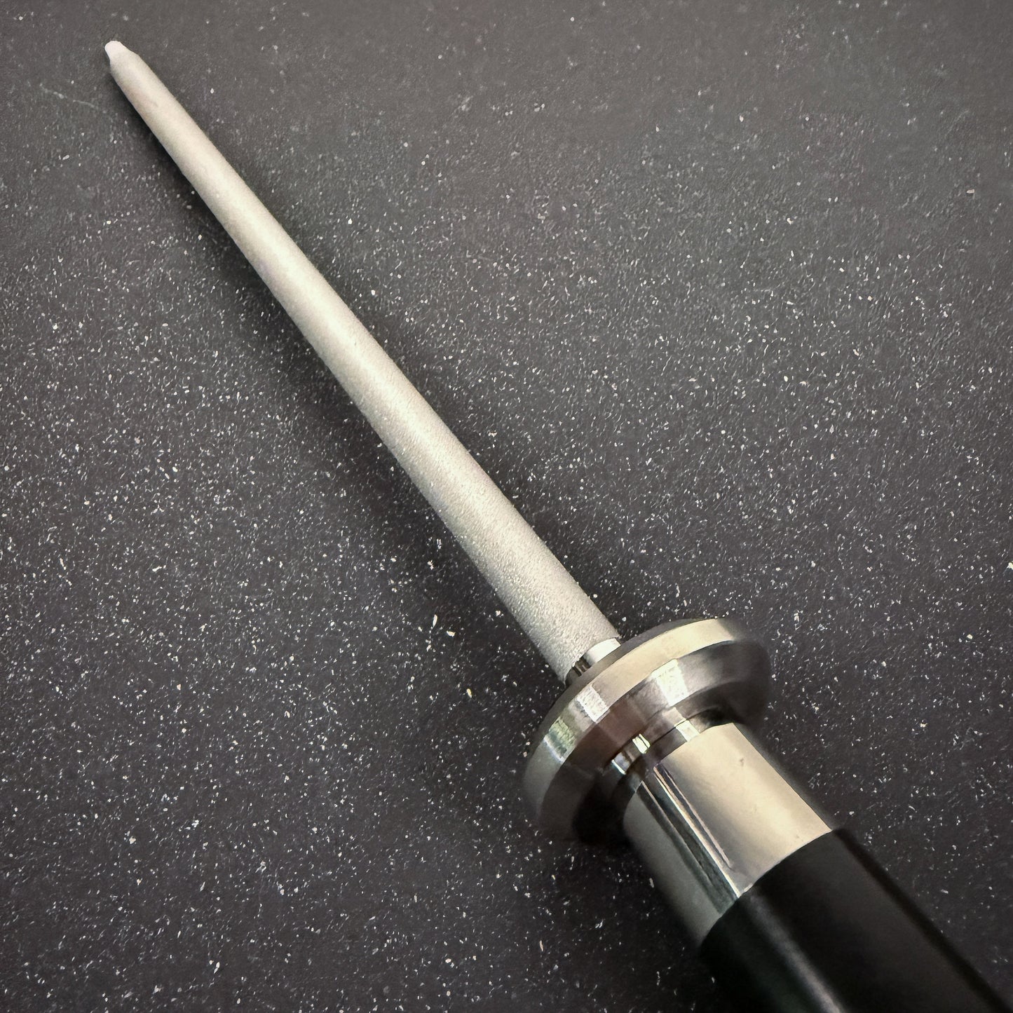 Chaira diamantada Rauka con mango G10, ideal para mantener el filo de tus cuchillos siempre perfecto