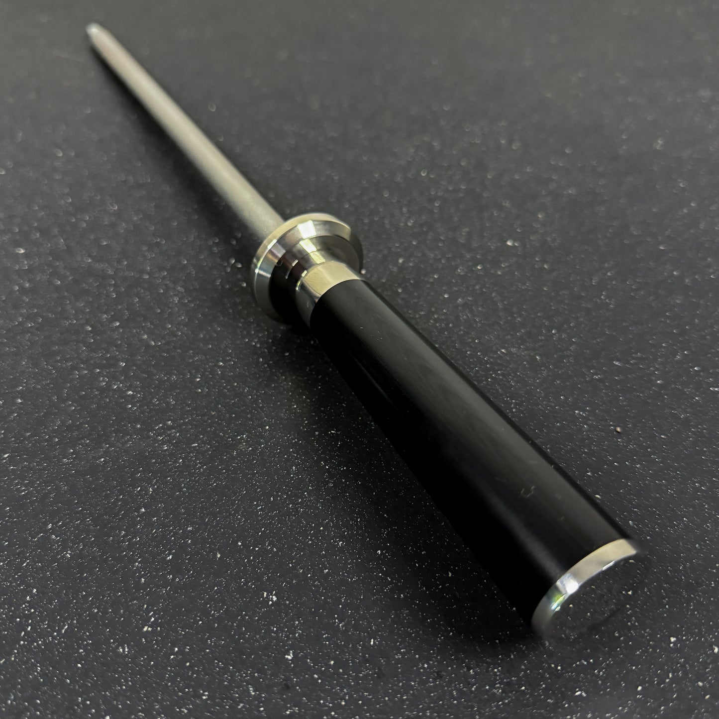 Chaira diamantada Rauka con mango G10, ideal para mantener el filo de tus cuchillos siempre perfecto