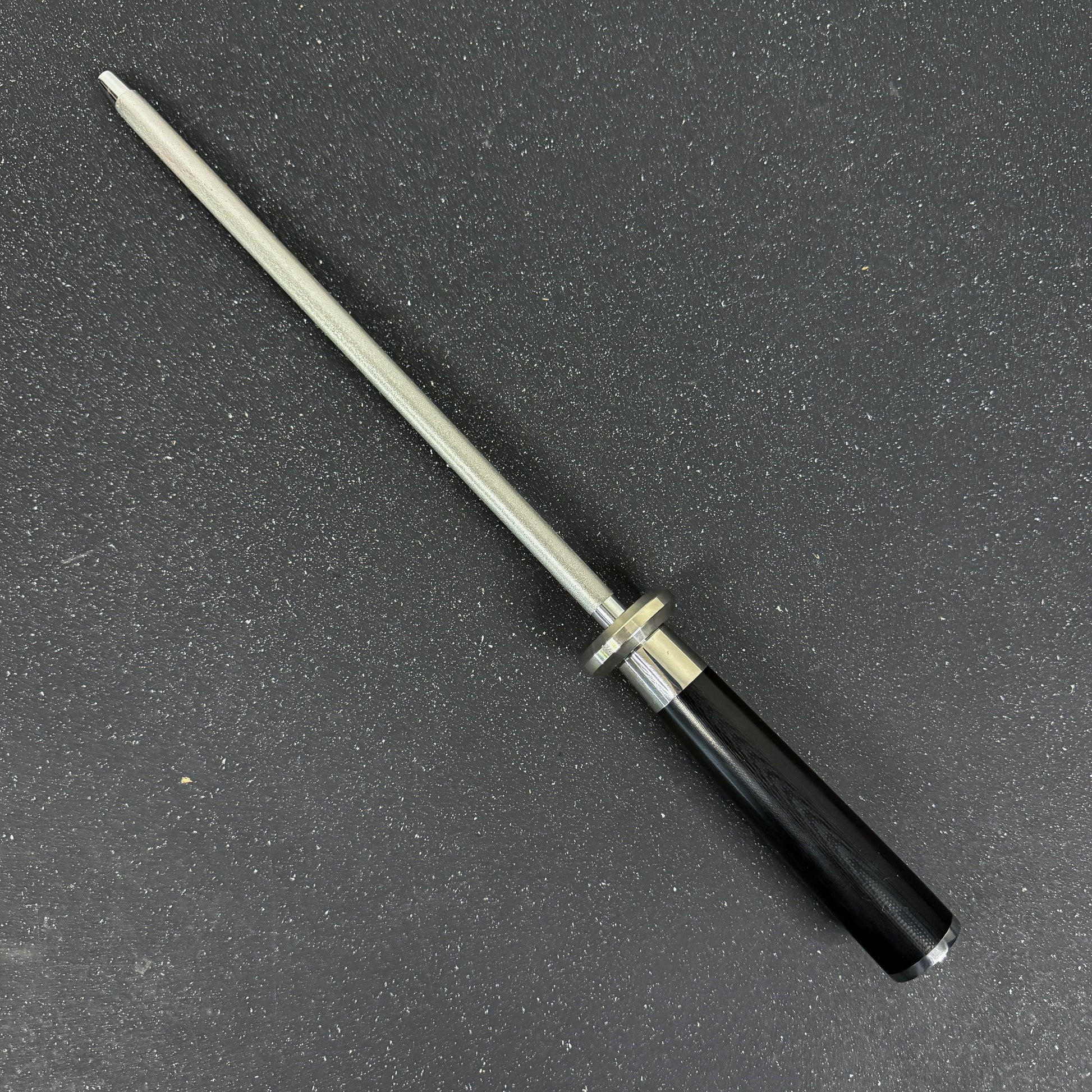 Chaira diamantada Rauka con mango G10, ideal para mantener el filo de tus cuchillos siempre perfecto