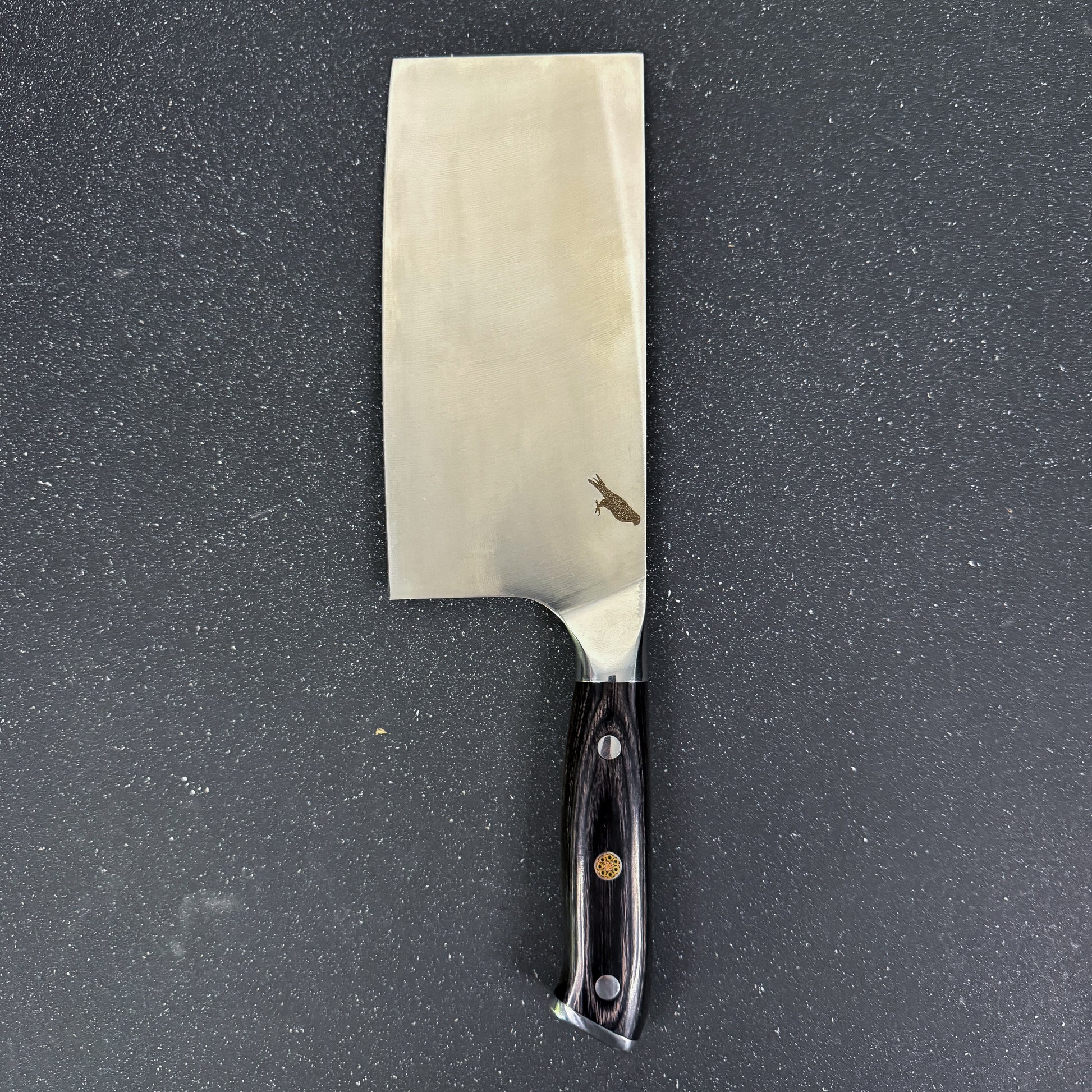 Cuchillo Cleaver Rauka Mocho con hoja ancha de acero alemán y mango de madera Pakka, ideal para cortes intensos en cocina