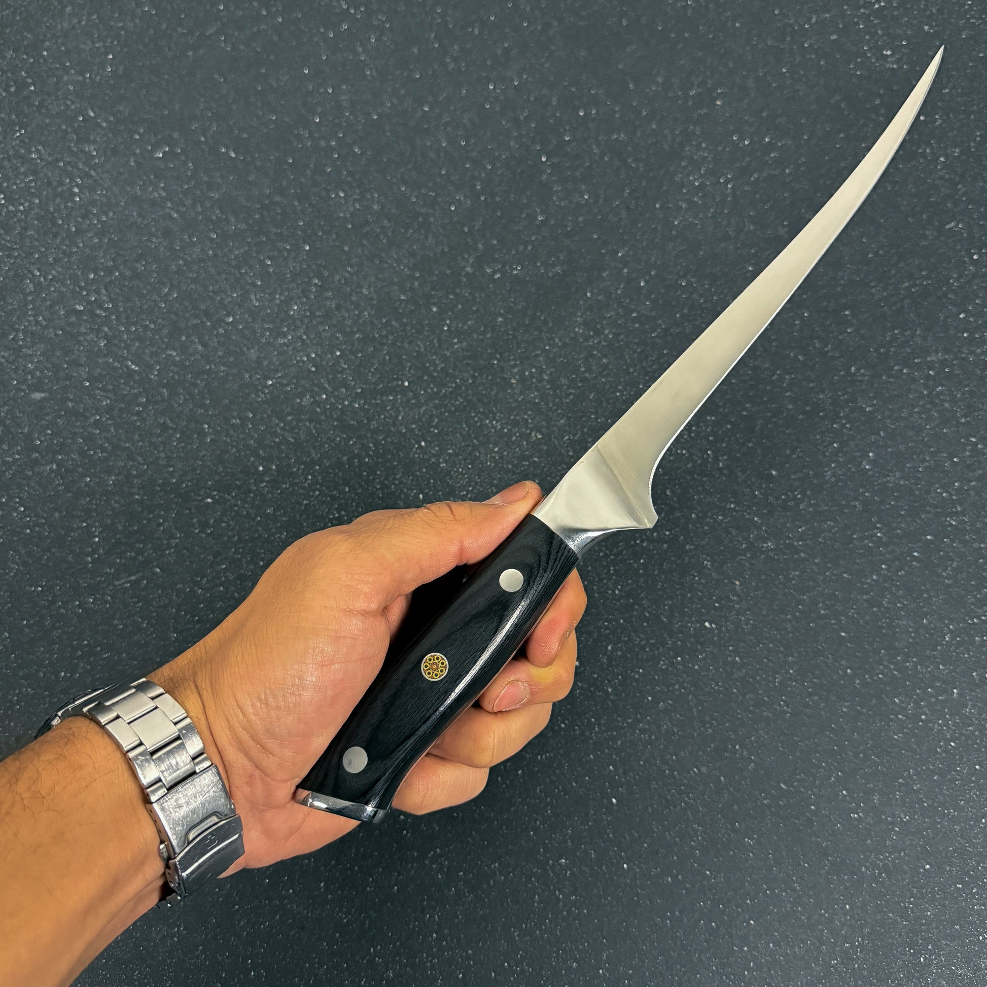 Cuchillo Boning Rauka Corcovado con hoja de acero alemán y mango de madera Pakka, diseñado para deshuesar con precisión