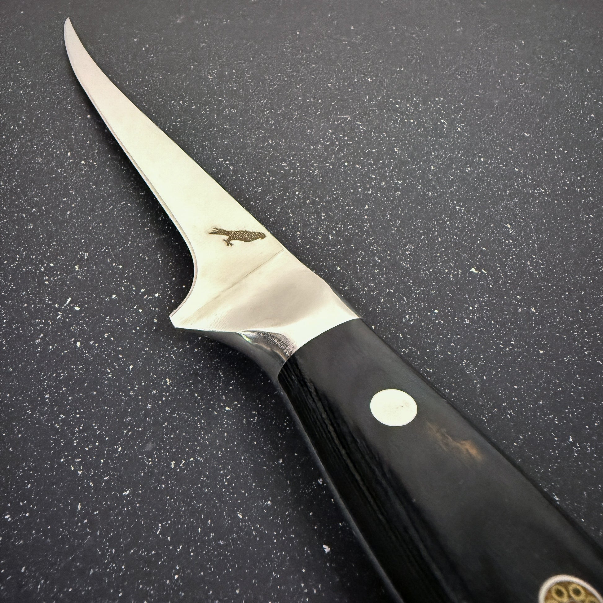 Cuchillo Boning Rauka Corcovado con hoja de acero alemán y mango de madera Pakka, diseñado para deshuesar con precisión