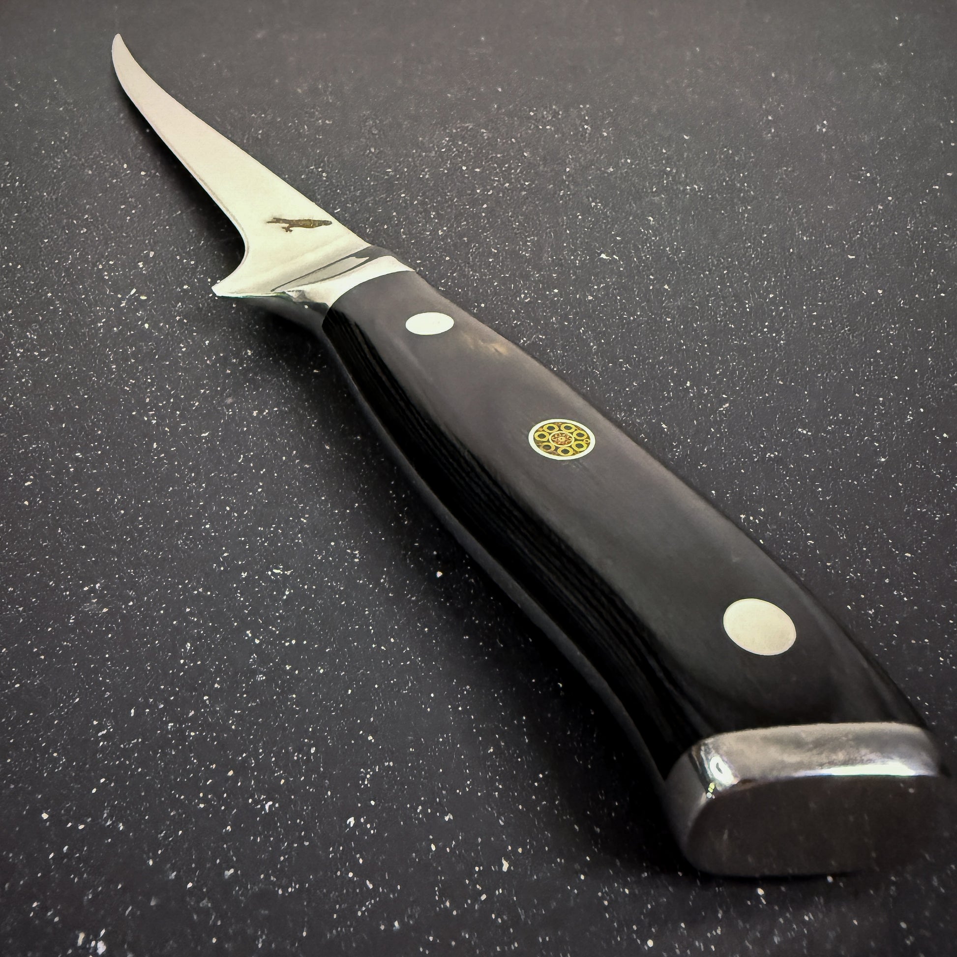 Cuchillo Boning Rauka Corcovado con hoja de acero alemán y mango de madera Pakka, diseñado para deshuesar con precisión