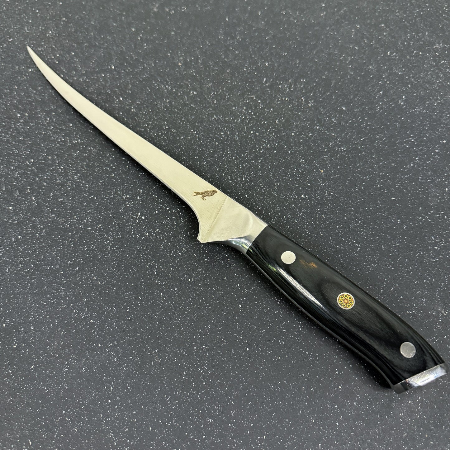 Cuchillo Boning Rauka Corcovado con hoja de acero alemán y mango de madera Pakka, diseñado para deshuesar con precisión
