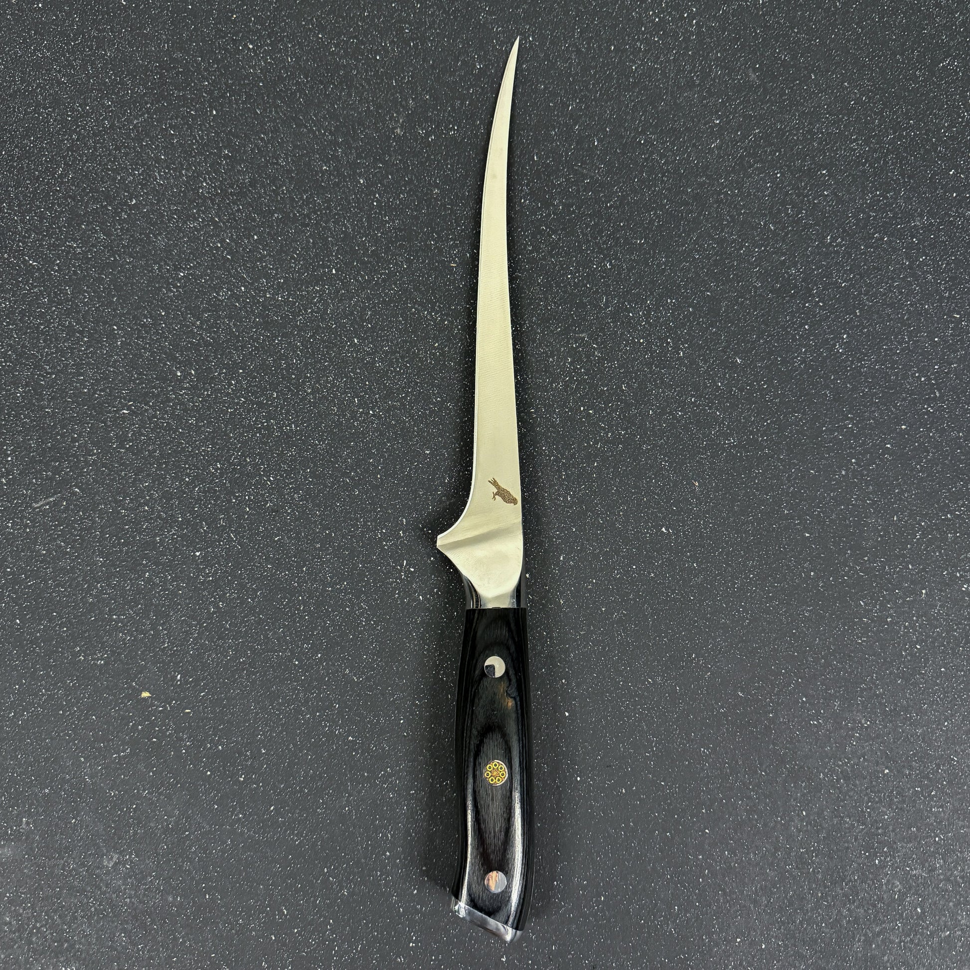 Cuchillo Boning Rauka Corcovado con hoja de acero alemán y mango de madera Pakka, diseñado para deshuesar con precisión