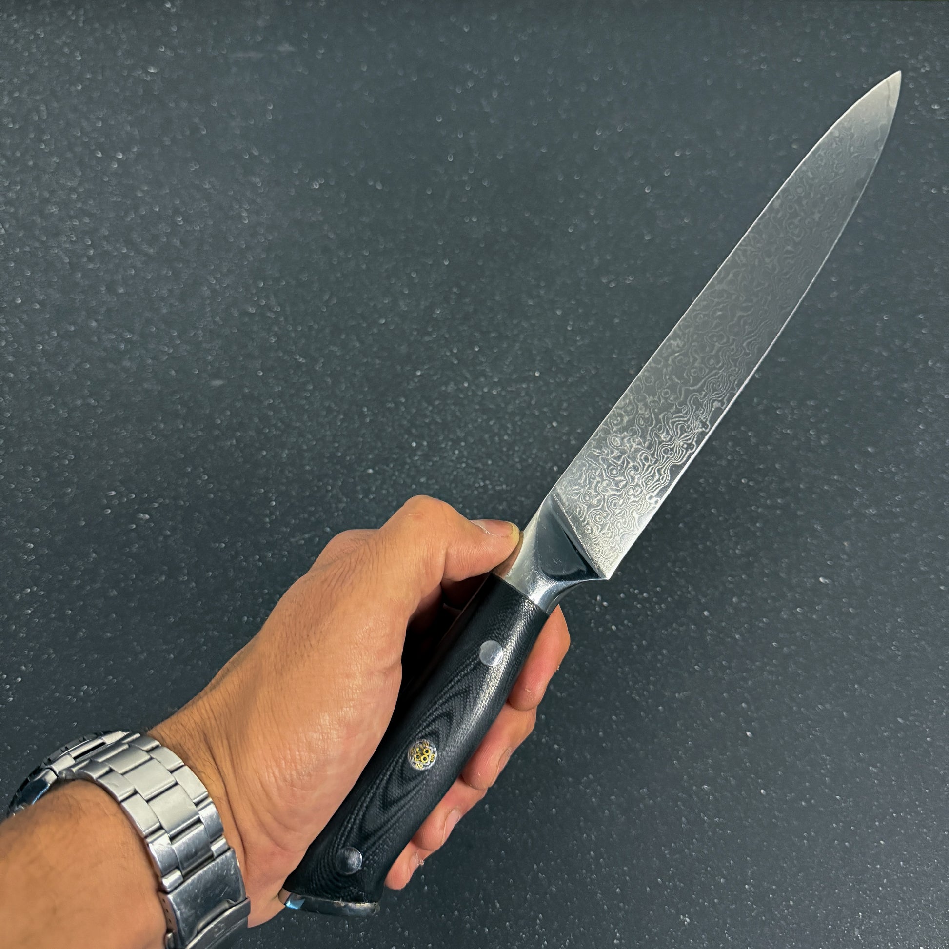 Cuchillo Carving Rauka Cay con hoja de acero Damasco y mango G10, ideal para cortes largos y precisos en cocina