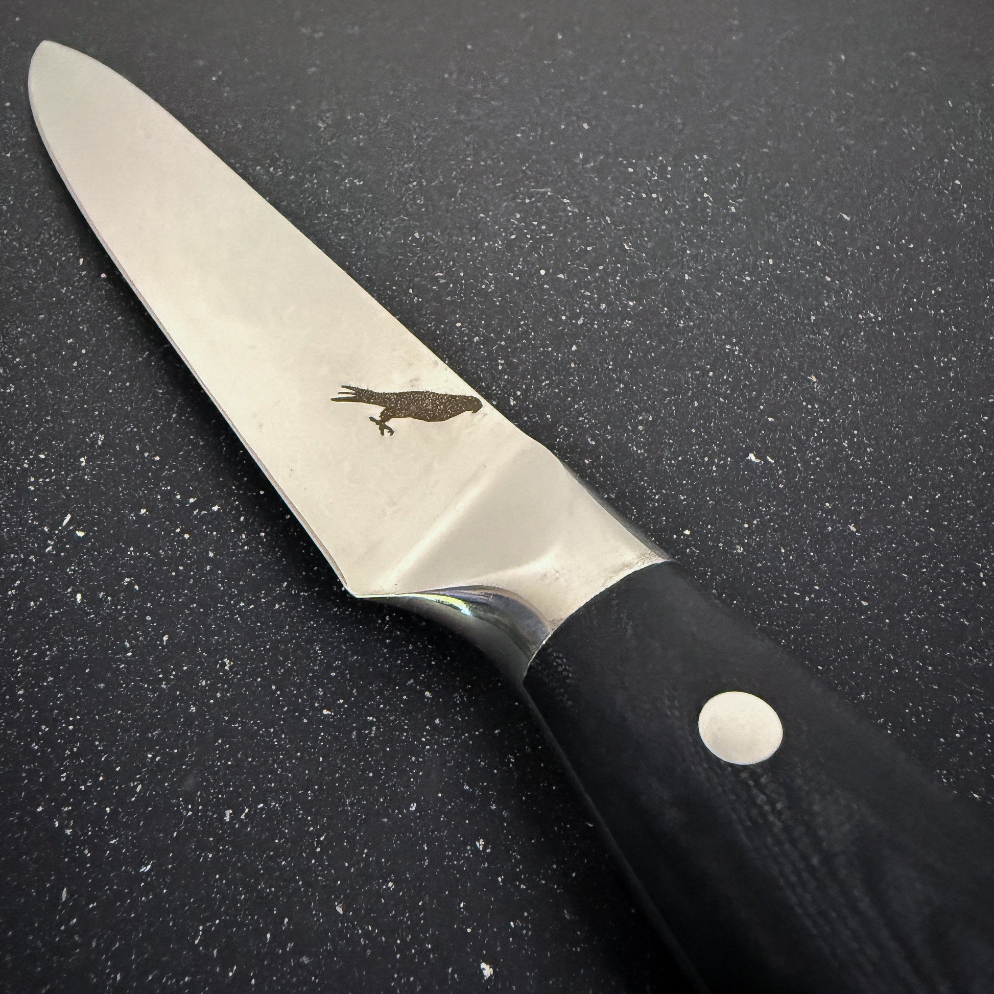 Cuchillo Carving Rauka Cay con hoja de acero Damasco y mango G10, ideal para cortes largos y precisos en cocina