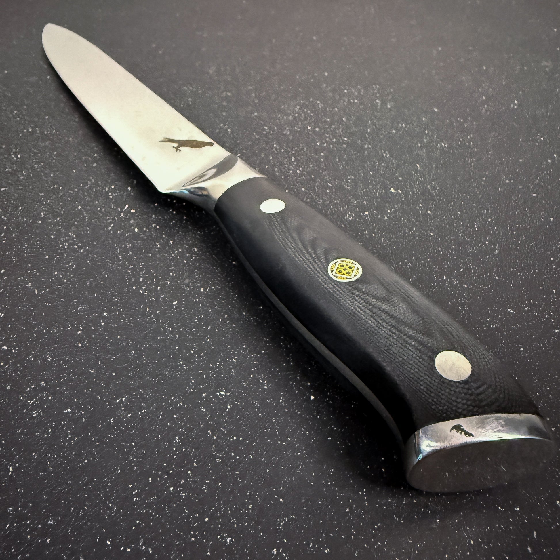 Cuchillo Carving Rauka Cay con hoja de acero Damasco y mango G10, ideal para cortes largos y precisos en cocina