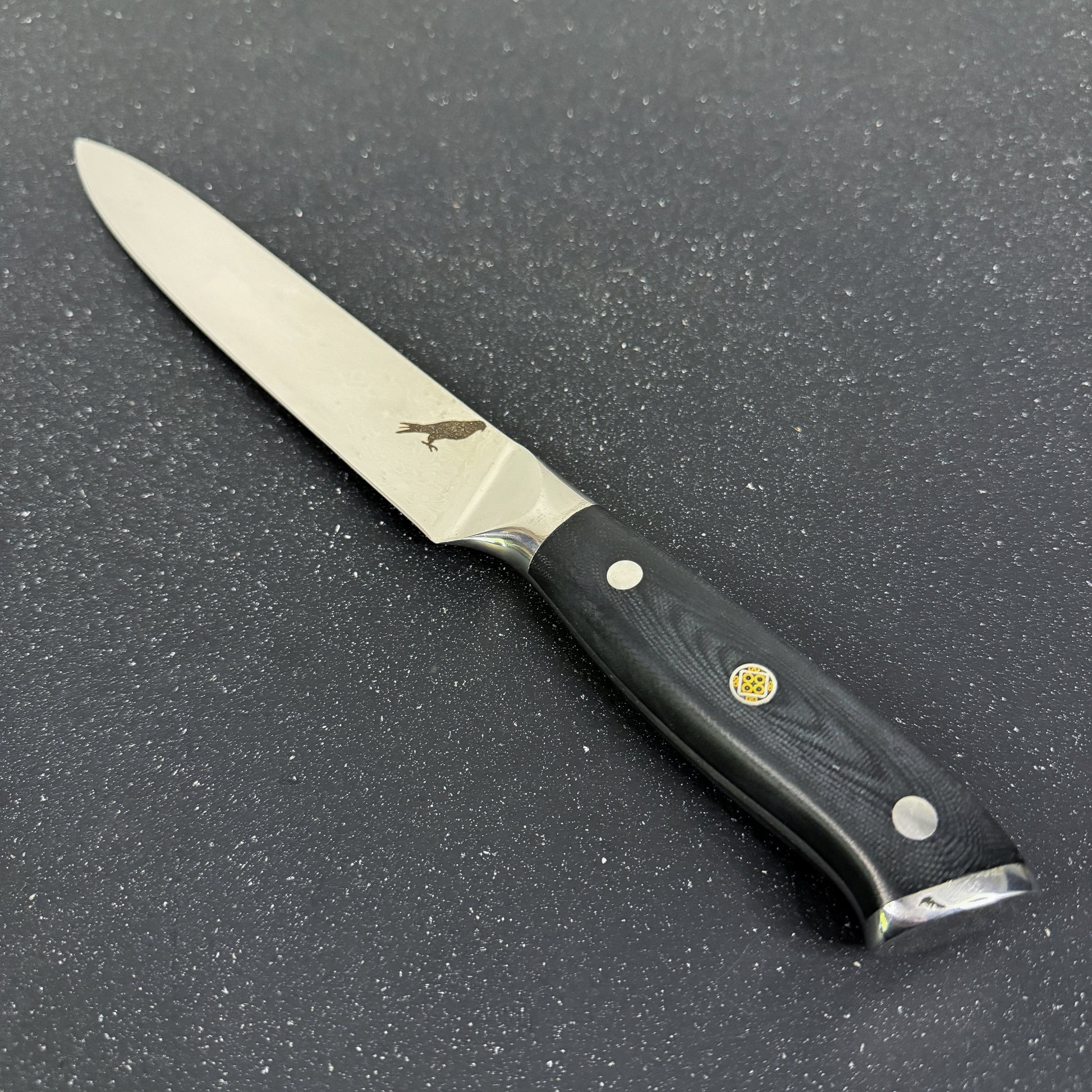 Cuchillo Carving Rauka Cay con hoja de acero Damasco y mango G10, ideal para cortes largos y precisos en cocina