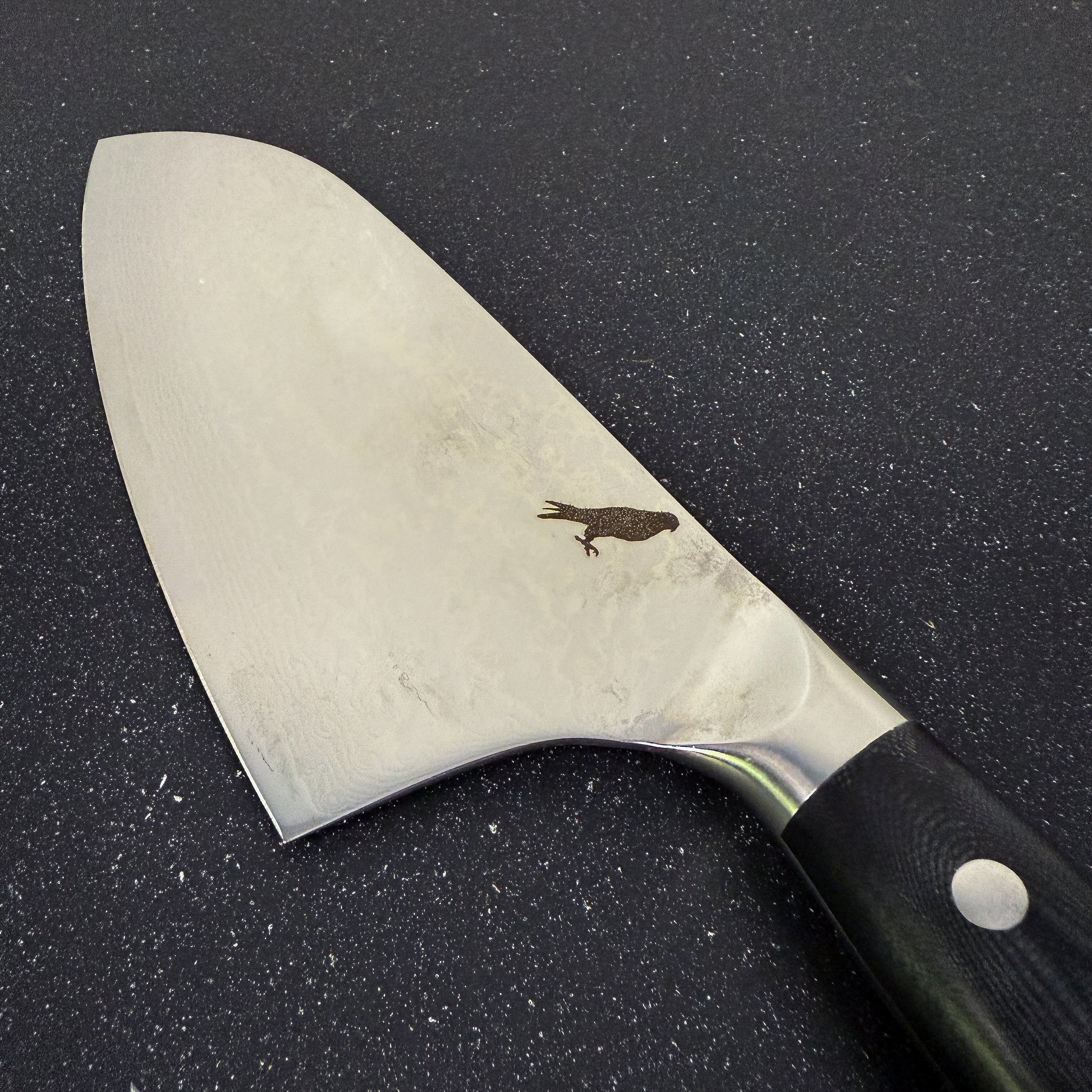 Cuchillo Cleaver Rauka Arenales con hoja de acero Damasco y mango G10, ideal para cortes potentes en cocina y parrilla