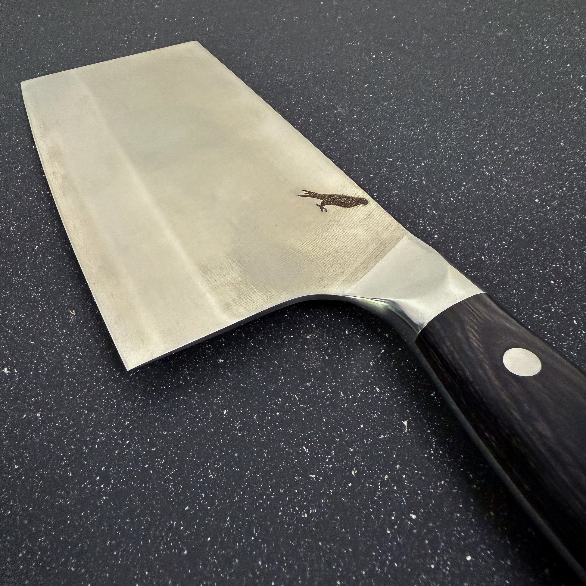 Cuchillo Cleaver Rauka Mocho con hoja ancha de acero alemán y mango de madera Pakka, ideal para cortes intensos en cocina