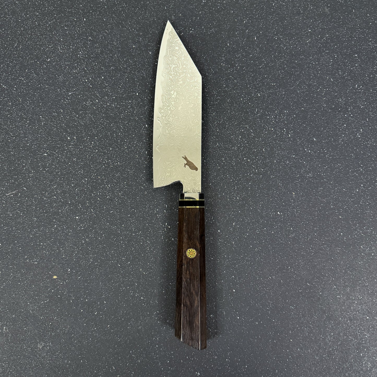 Cuchillo japonés Bunka Rauka Tsuki con hoja de acero Damasco y mango de ébano, ideal para cortes versátiles y precisos