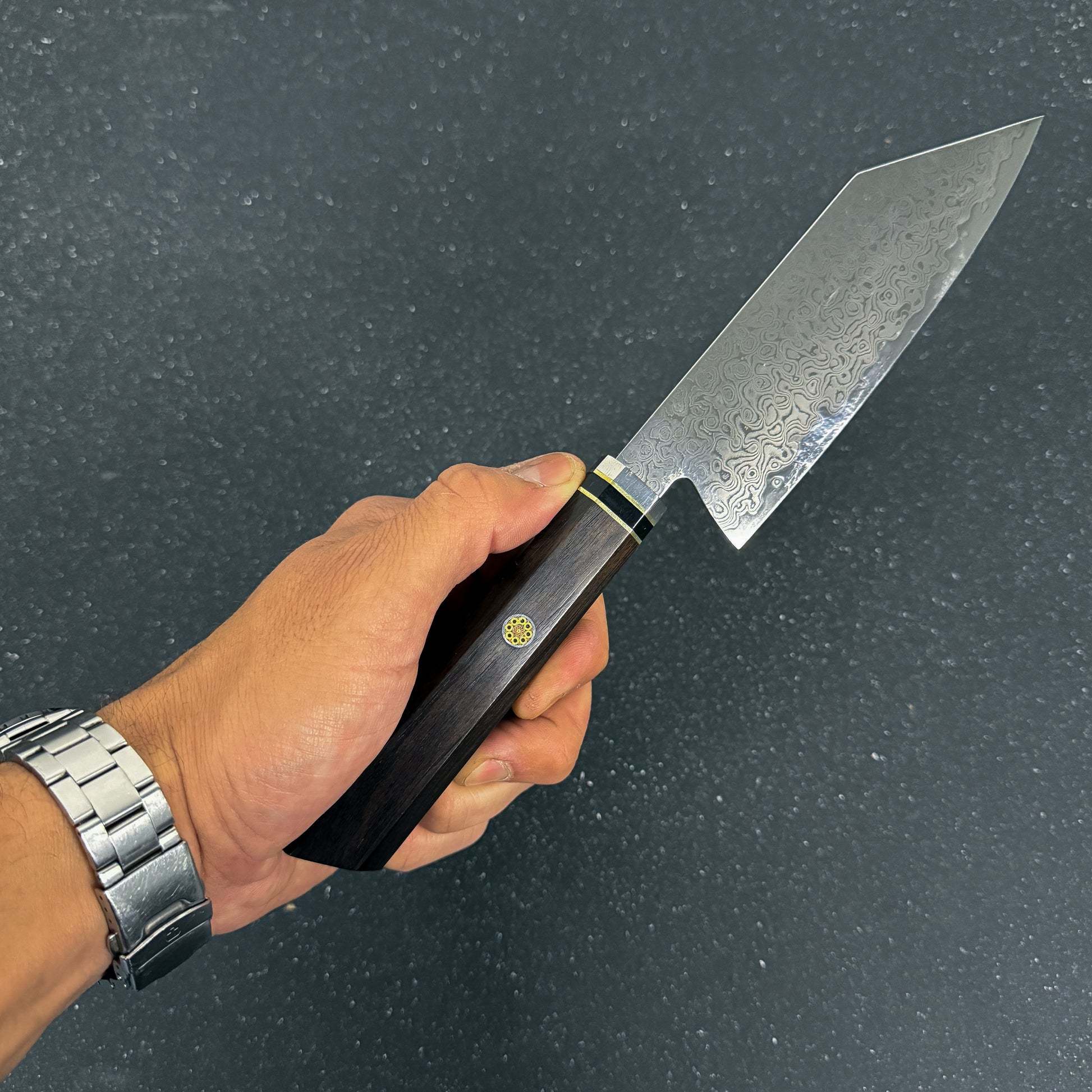 Cuchillo japonés Bunka Rauka Tsuki con hoja de acero Damasco y mango de ébano, ideal para cortes versátiles y precisos