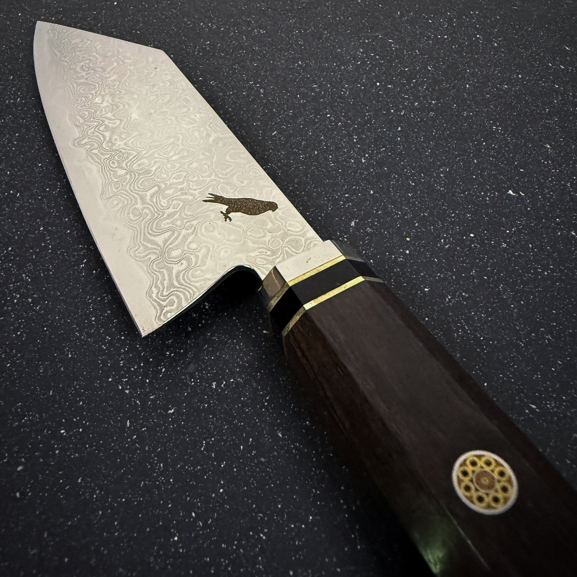 Cuchillo japonés Bunka Rauka Tsuki con hoja de acero Damasco y mango de ébano, ideal para cortes versátiles y precisos