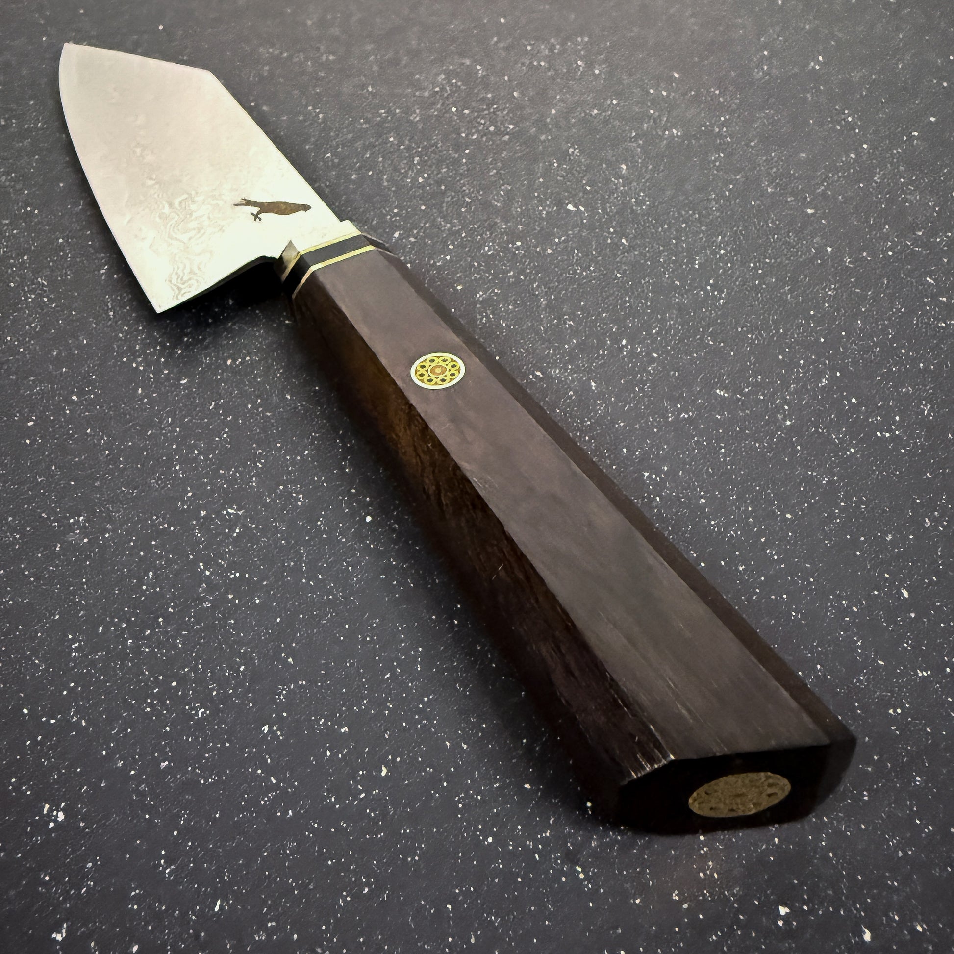 Cuchillo japonés Bunka Rauka Tsuki con hoja de acero Damasco y mango de ébano, ideal para cortes versátiles y precisos