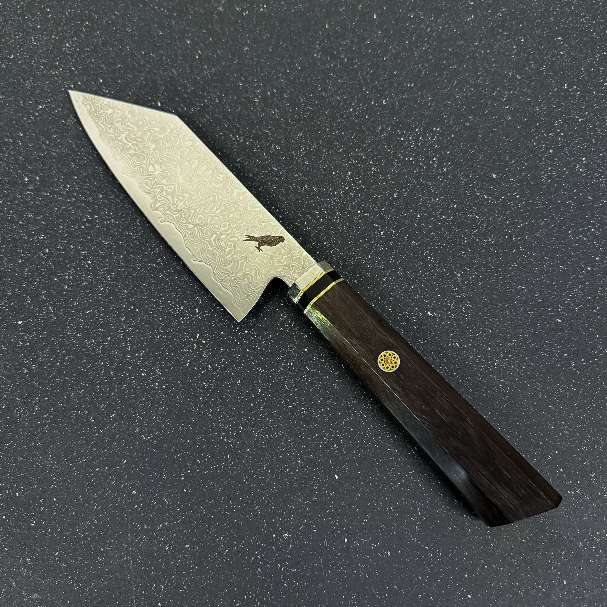 Cuchillo japonés Bunka Rauka Tsuki con hoja de acero Damasco y mango de ébano, ideal para cortes versátiles y precisos