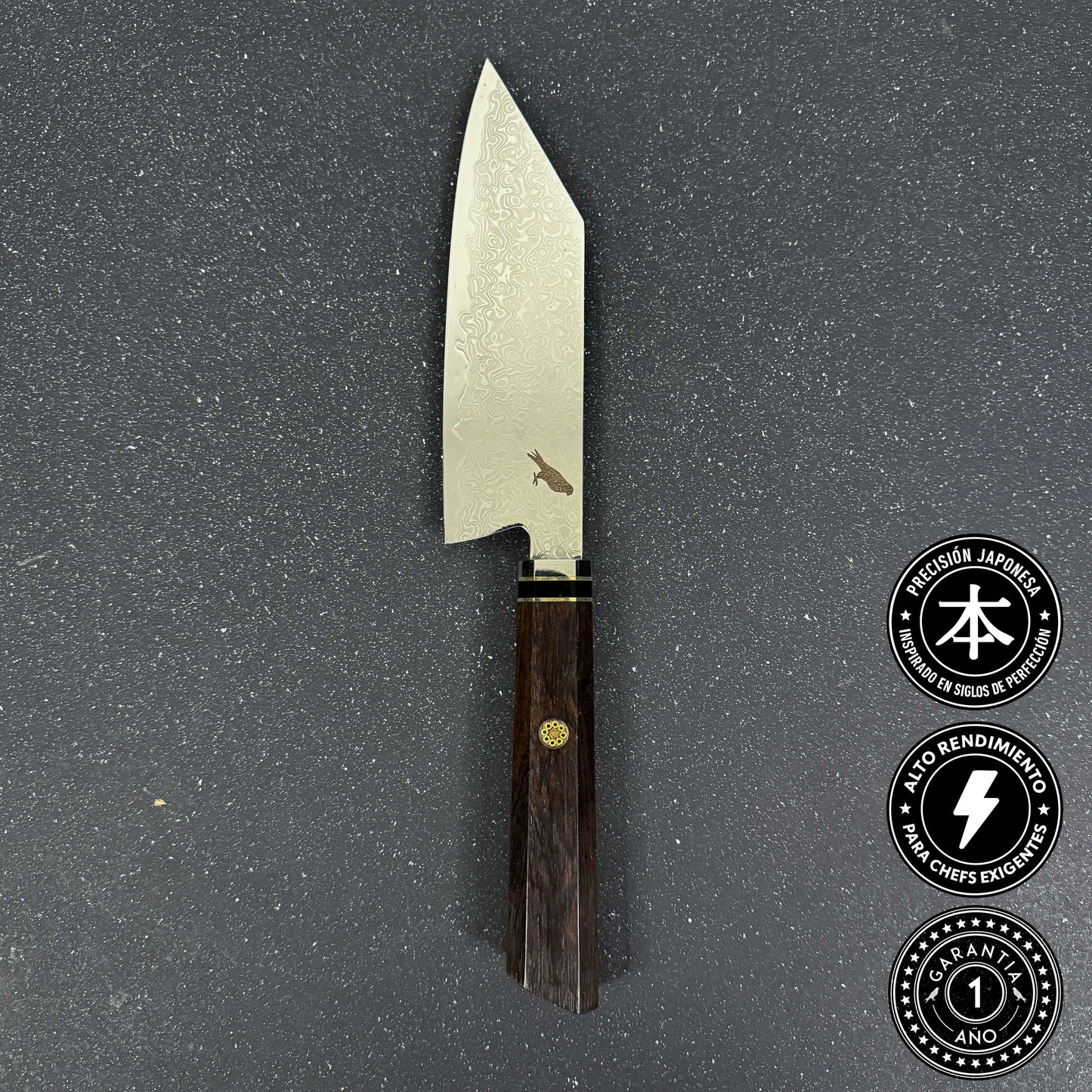 Cuchillo Bunka Damasco 27cm "Tsuki" en uso en la cocina