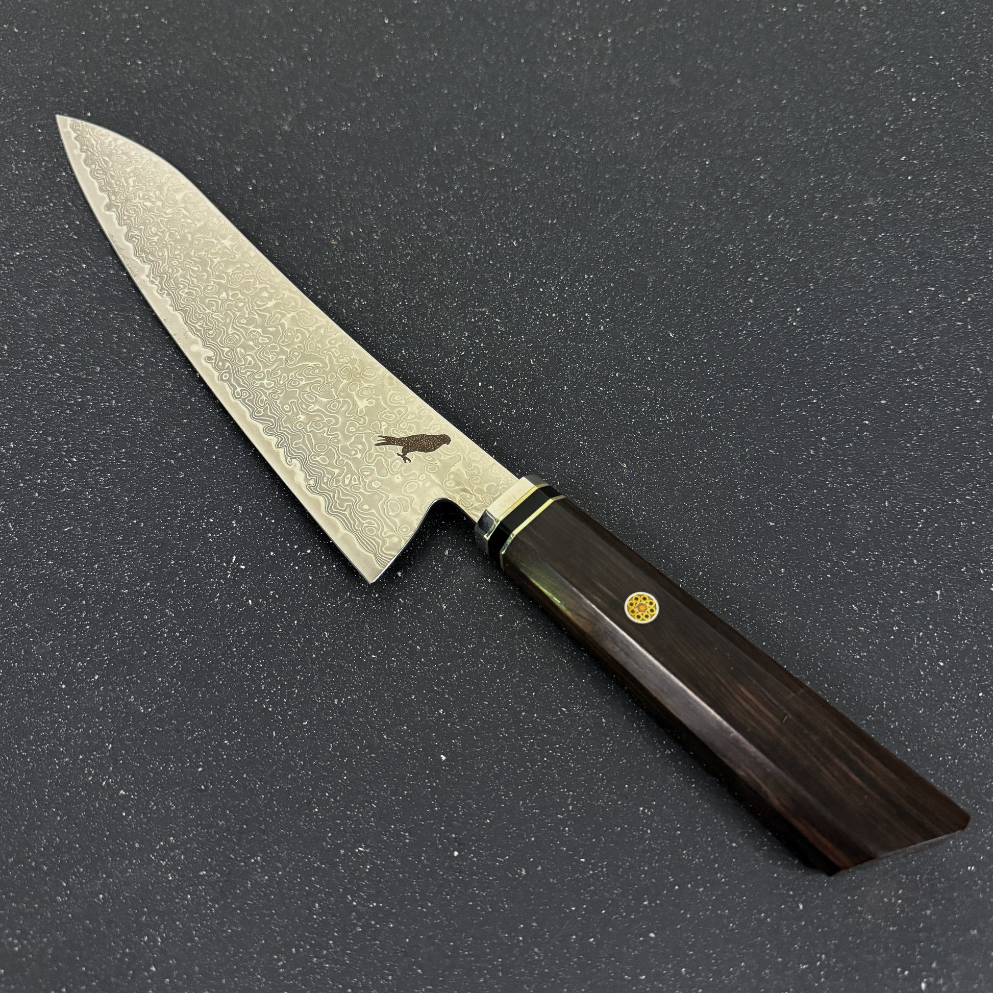 Cuchillo japonés Chef Rauka Taku con hoja de acero Damasco y mango de ébano, ideal para cocina y parrilla