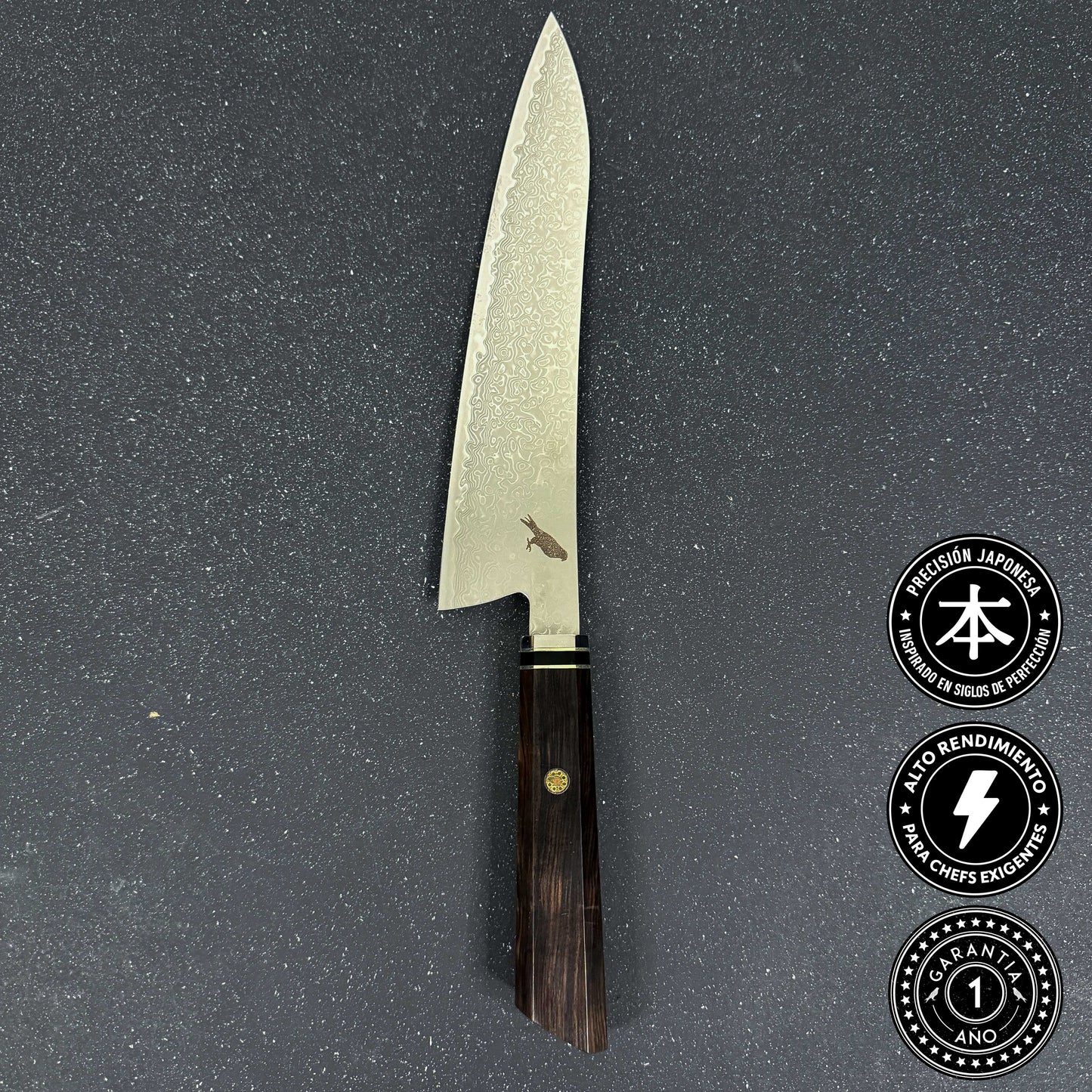 Cuchillo de Chef de Acero Damasco 35cm "Taku" en uso en la cocina