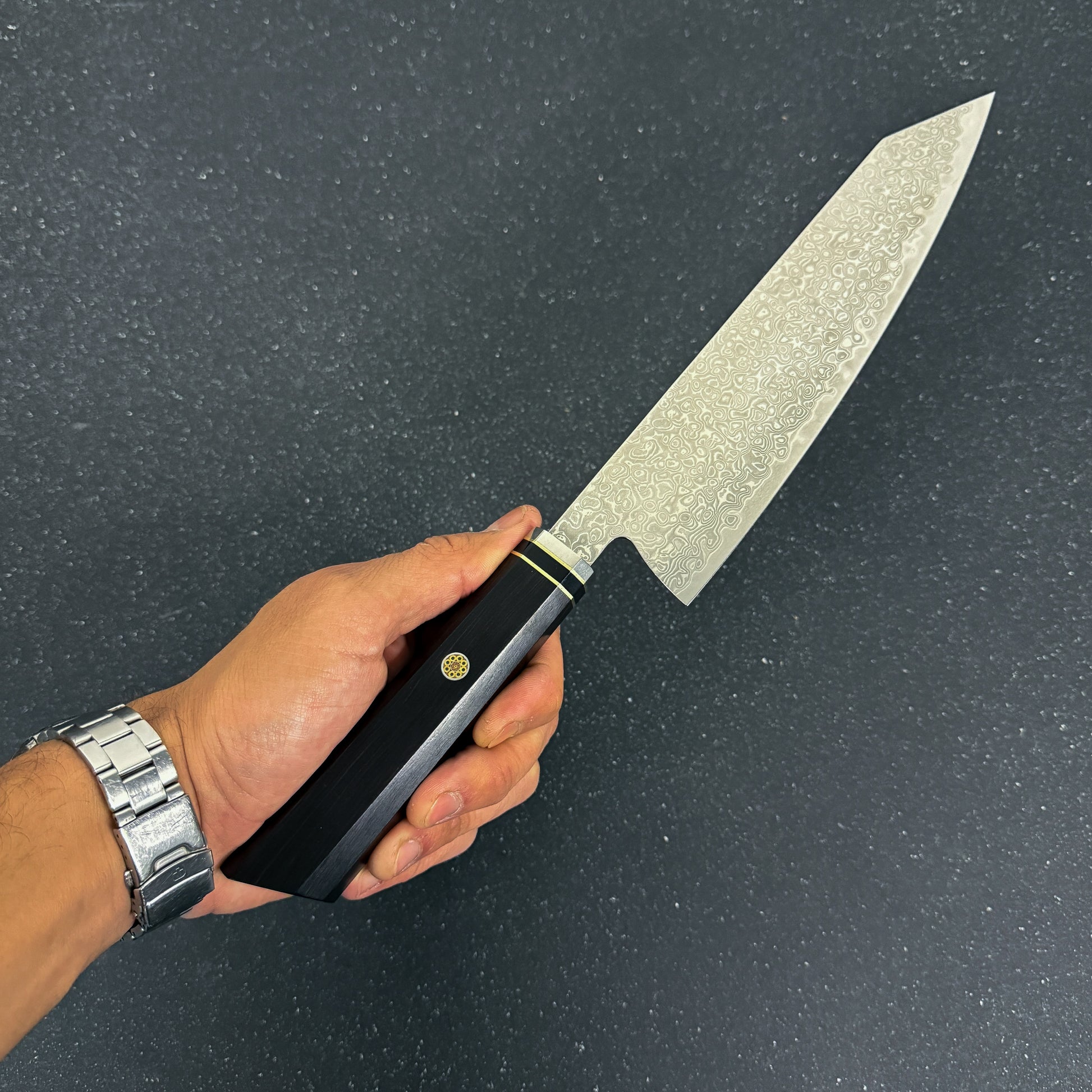 Cuchillo japonés Kiritsuke Rauka Kiru de acero Damasco con mango de ébano, diseñado para cortes elegantes y precisos