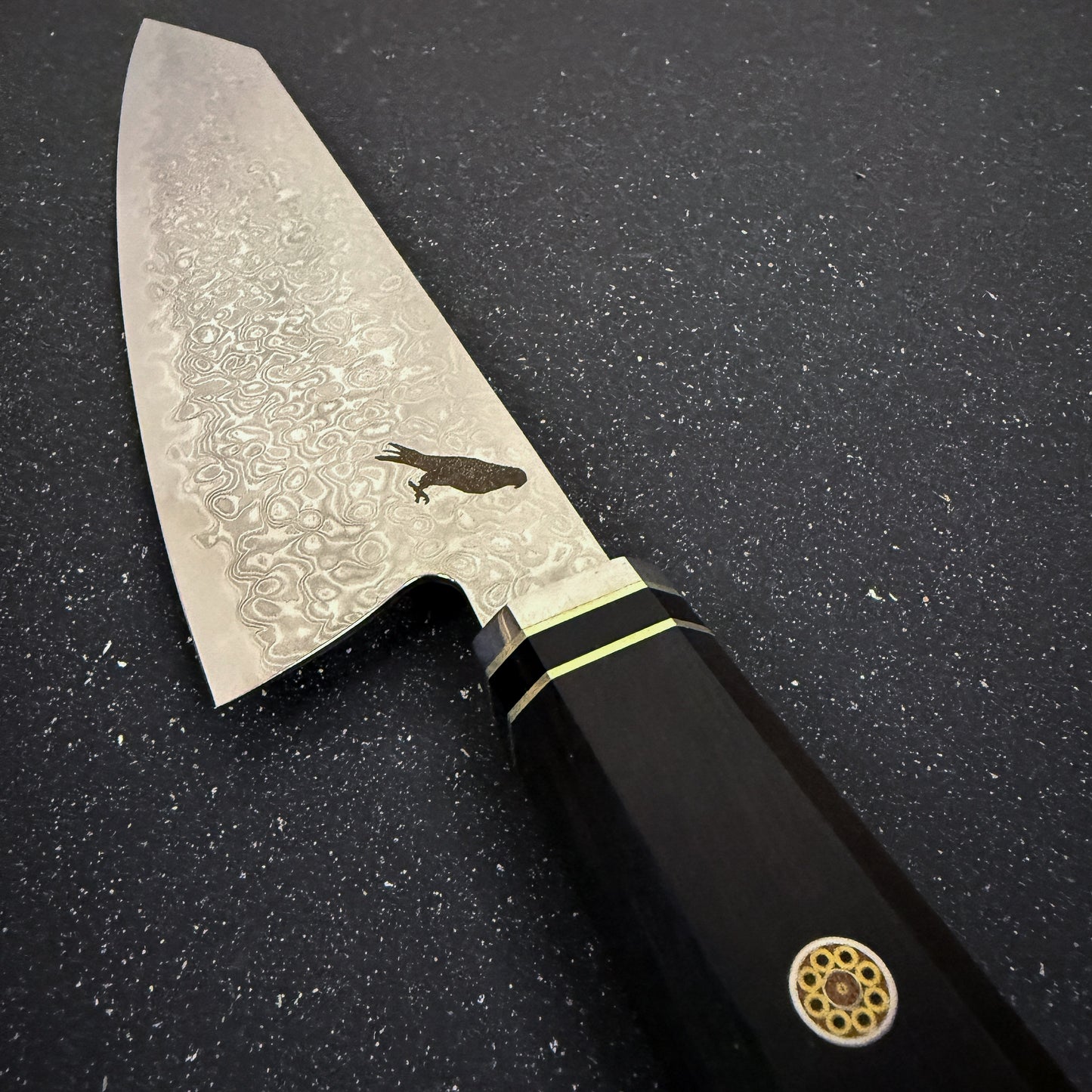 Cuchillo japonés Kiritsuke Rauka Kiru de acero Damasco con mango de ébano, diseñado para cortes elegantes y precisos