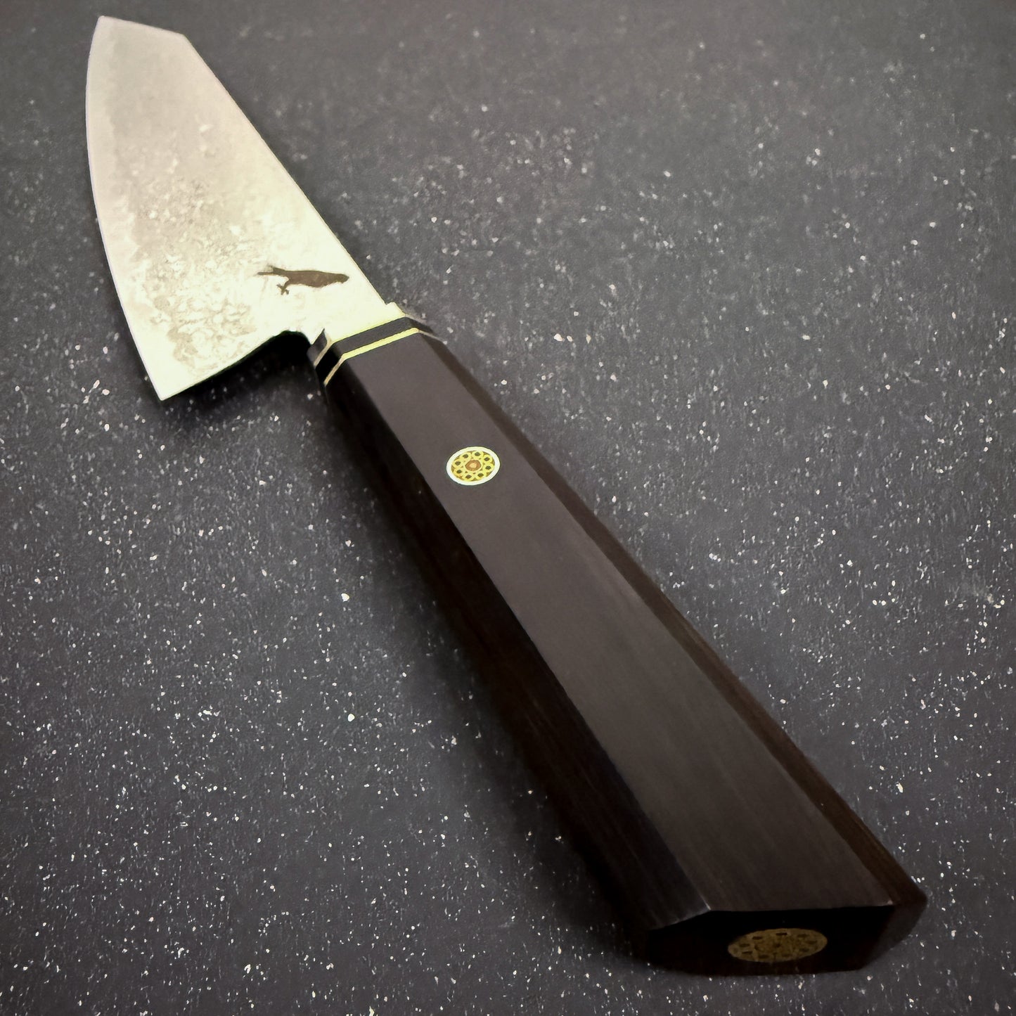 Cuchillo japonés Kiritsuke Rauka Kiru de acero Damasco con mango de ébano, diseñado para cortes elegantes y precisos