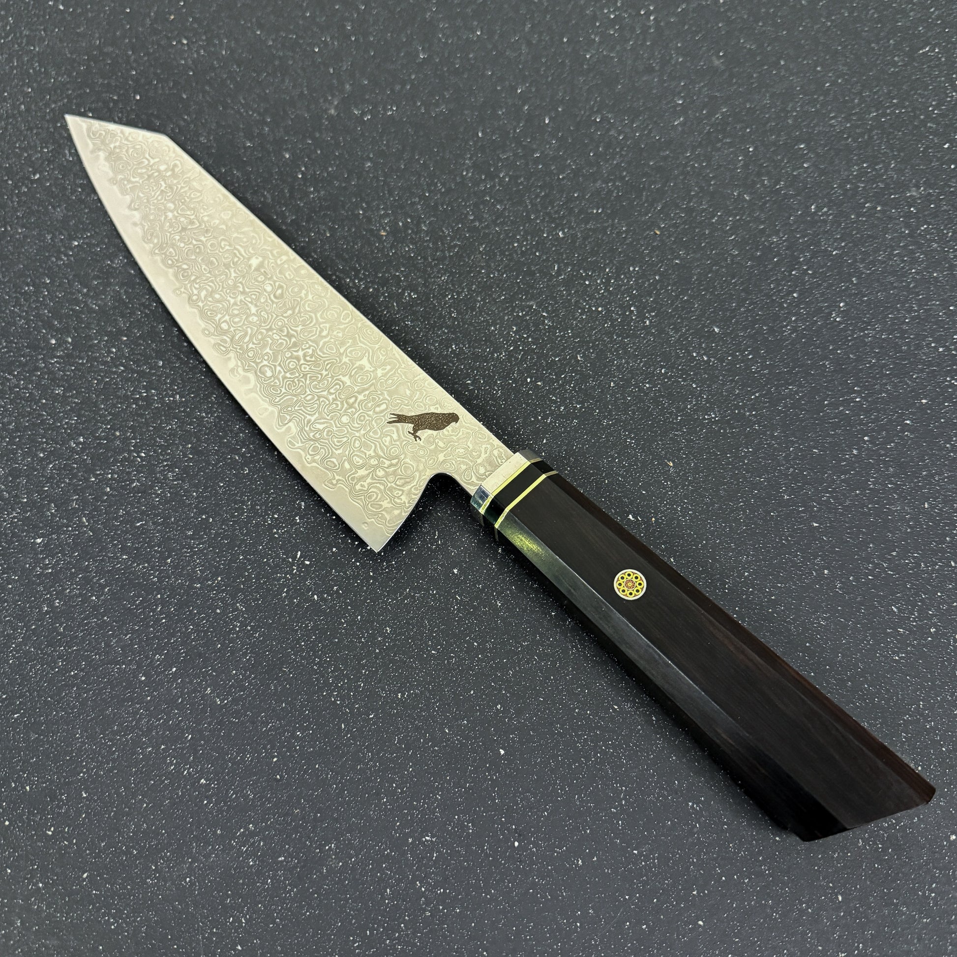 Cuchillo japonés Kiritsuke Rauka Kiru de acero Damasco con mango de ébano, diseñado para cortes elegantes y precisos