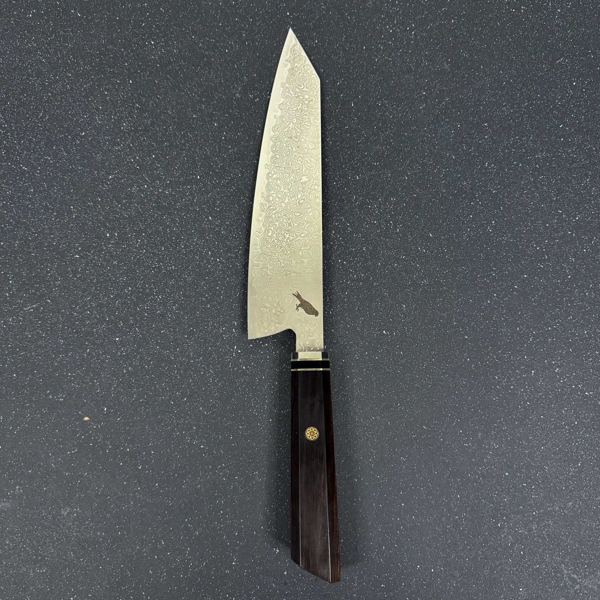 Cuchillo japonés Kiritsuke Rauka Kiru de acero Damasco con mango de ébano, diseñado para cortes elegantes y precisos