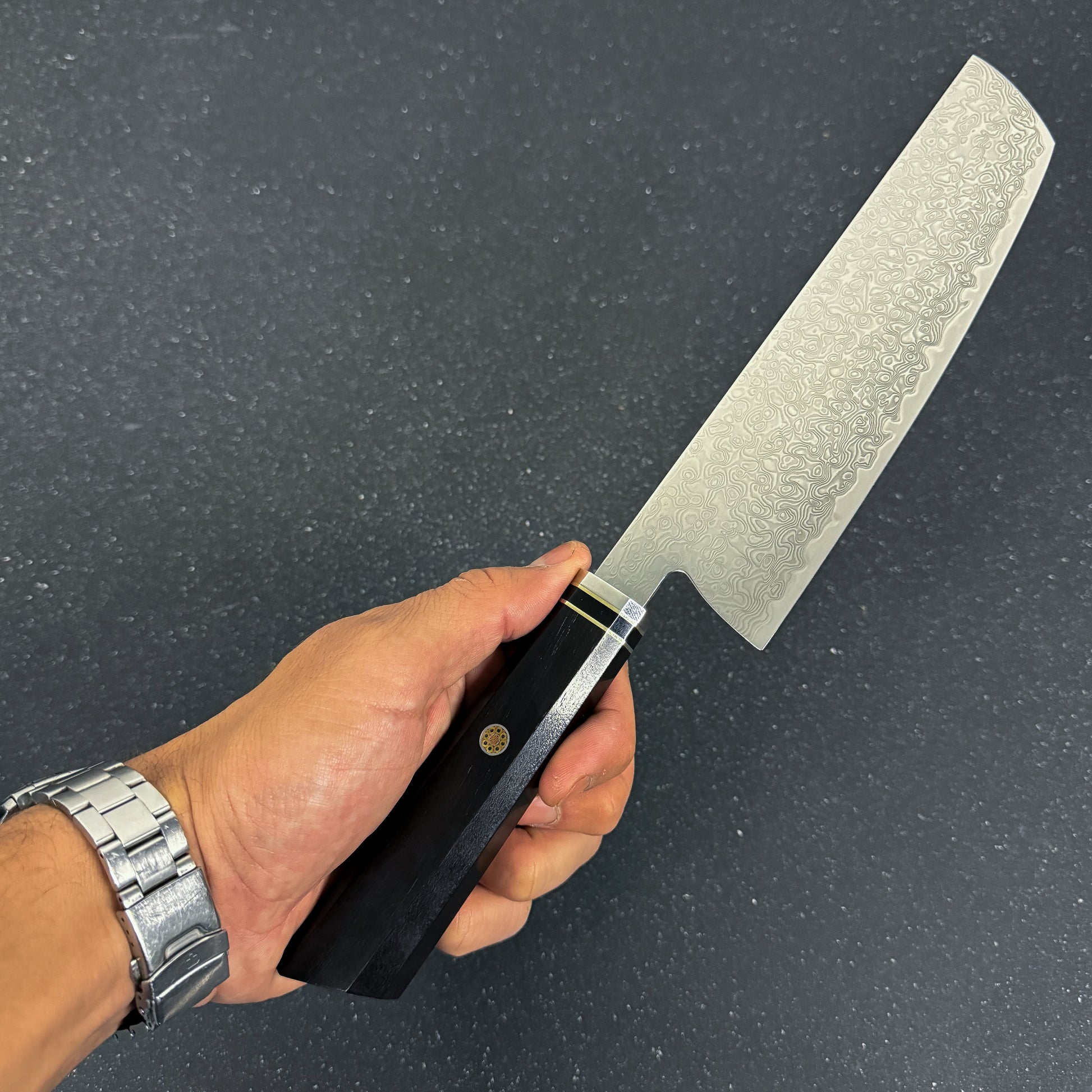 Cuchillo japonés Nakiri Rauka Tora con hoja de acero Damasco y mango de ébano, ideal para vegetales en cocina profesional